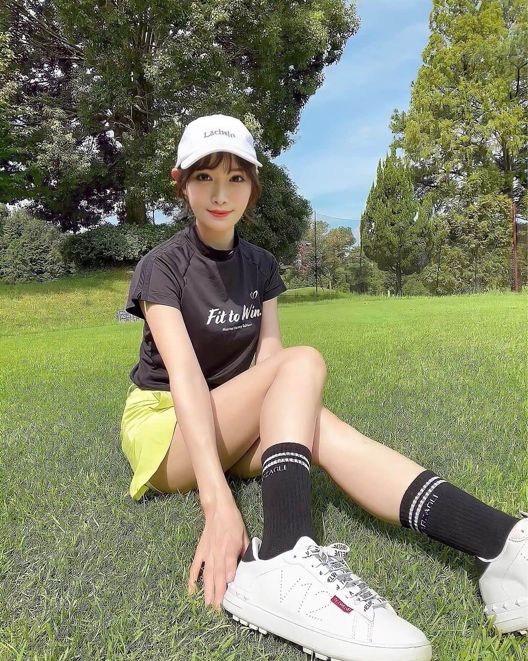 めるのインスタグラム：「30℃超えの中ゴルフ🥵☀️  暑かったしスポーティーなコーデにしてみた🏌️‍♀️ たまにはカッコイイ系も着たくなる😎  NEW靴下もウェアにマッチ🤭🖤🤍 @barzagli_official_ さんの 通気性、速乾性ばっちりで、ムレないし臭わないから、暑い中ゴルフだったけど足元は快適だったー♪  あ、前回の投稿でサングラス似合うよー！ ってコメントいっぱいもらって、ビックリ＆嬉しかったなぁ🥺💕 オススメも教えてくれた方、ありがとうございました🫶  #ゴルフ#ゴルフ女子#ゴルフ男子#ゴルフウェア#ゴルフコーデ#ゴルフファッション #BARZAGLI #バルザーリソックスはじめました」