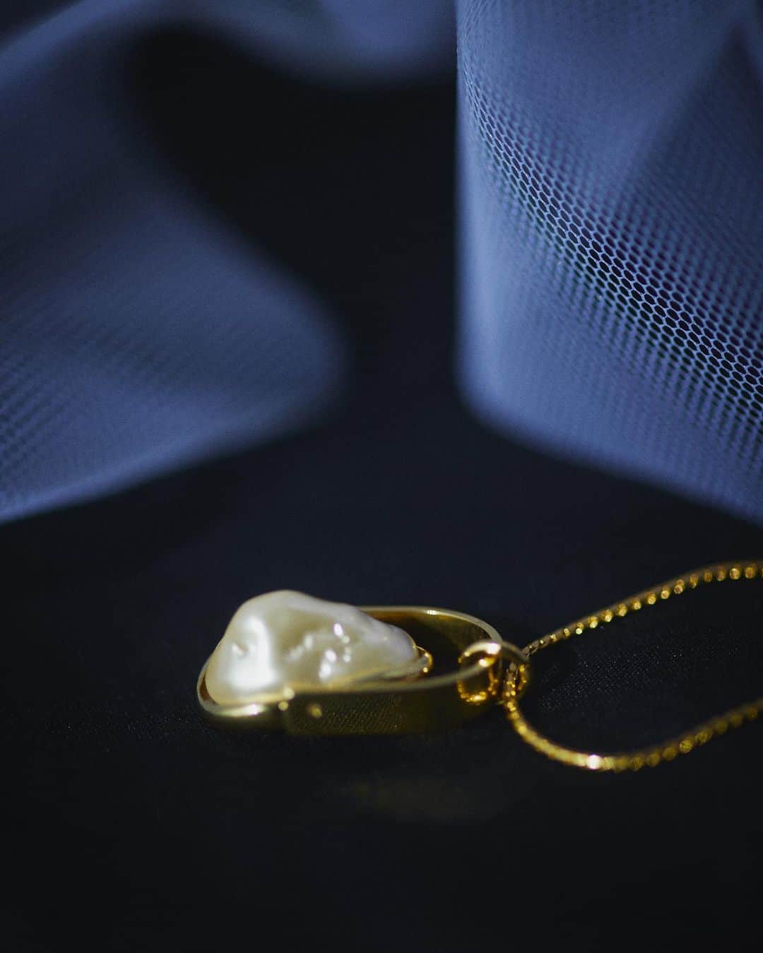 アデルのインスタグラム：「#ADERbijoux 2023 AUTUMN / WINTER COLLECTION  "détachement"   #aderbijoux #ADER #jewelry #accessory  #détachement #23aw」