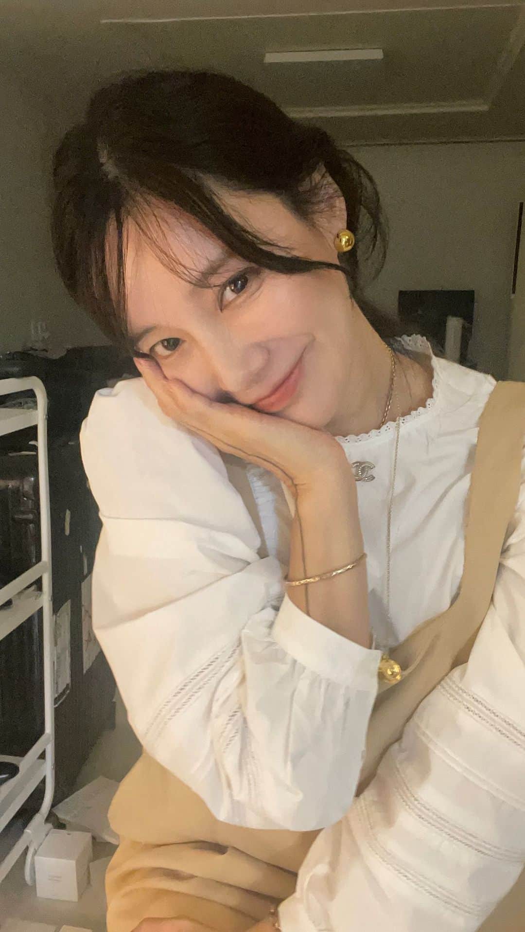 のインスタグラム：「오늘 촬영메이크업 나름 했쪼 정보는 스토리나 여기 글 수정해서  올리겠쪼요 긴장 안하게 해줘서 감사해✌🏼」