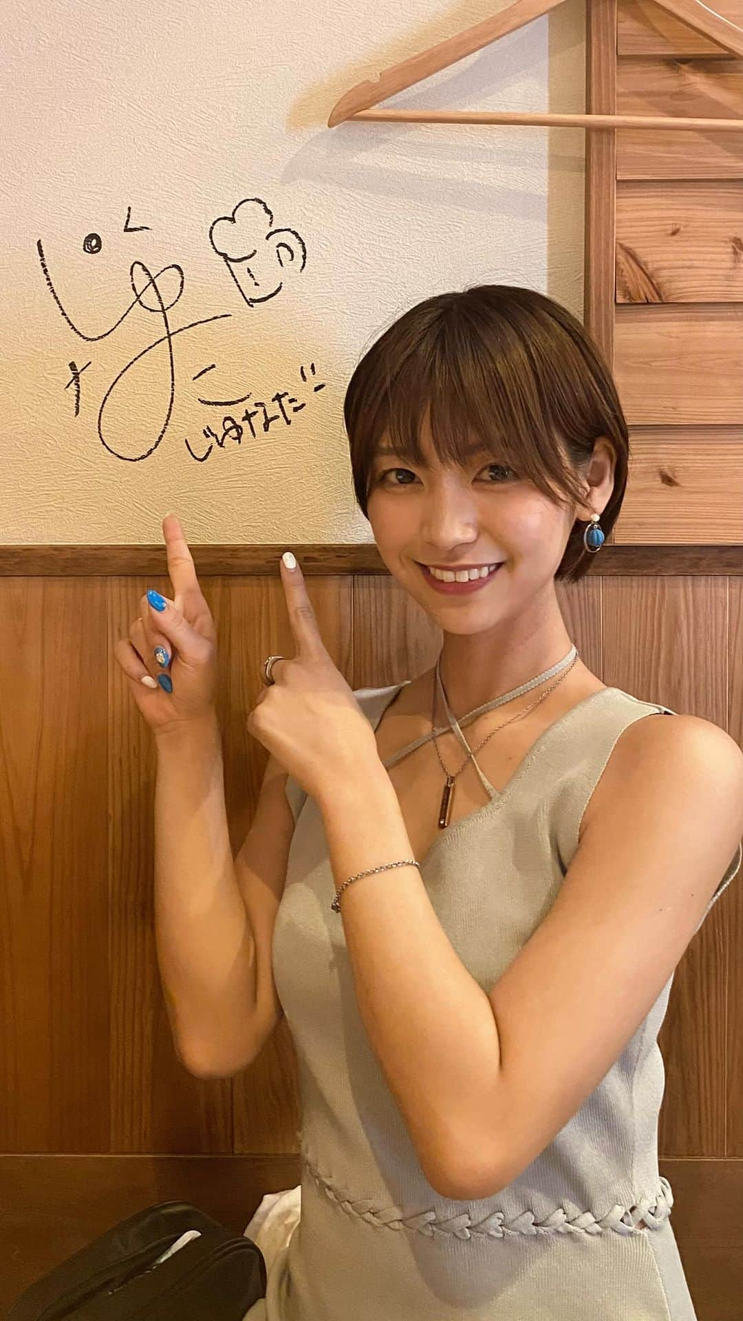 小坂田純奈のインスタグラム：「初めてお店の壁にサイン書いた😂❤️‍🔥  テンパってじゅなだーになった(笑)  笹塚にある藤木商店( @fujiki_shoten )さんにあるから笹塚で飲む時は見に行ってみてね☺️  #居酒屋好き #藤木商店 #笹塚グルメ #酒好き女子」