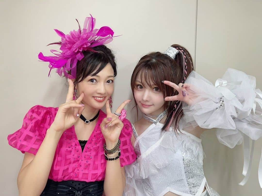 三好絵梨香のインスタグラム：「💫 田中れいなちゃん💕 @tanakareina.lovendor  ハロプロ時代、 実はプライベートでよく一緒に遊んでたんだ😚💕 今回も会場入りしたら、 えりかちゃーん😚💕 楽屋隣の席来て〜って言ってくれて💕 めっちゃ嬉しかった😚💕  それにしても、田中れいな❣️ 変わらなすぎて凄い🫣❣️❣️  毎日のパックマネします🫣」