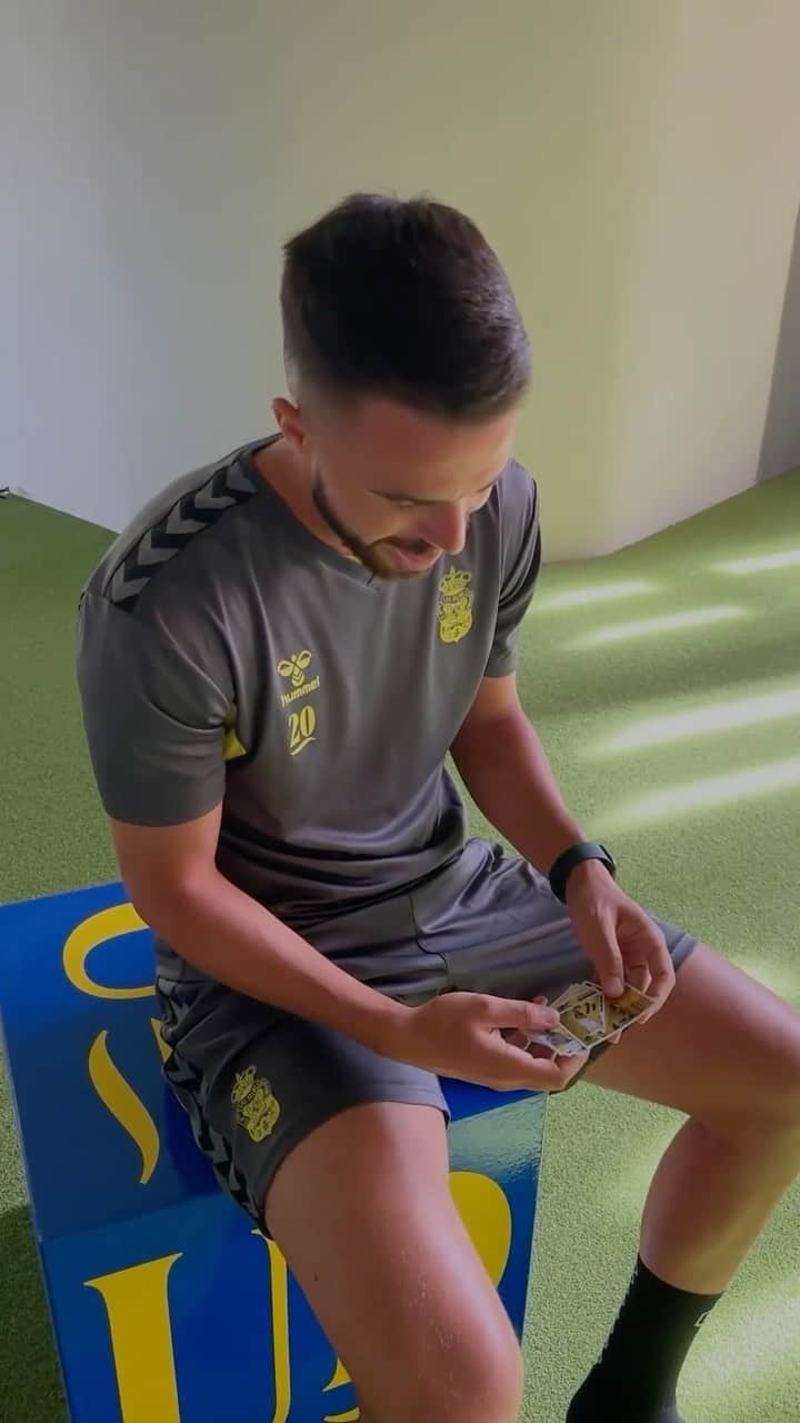 セビージャFCのインスタグラム：「🧳 Tenemos una petición especial por aquí, @SevillaFC… 👀📝 ¿Quedamos el domingo? 😜  🔝 Muy TOP la colección de @paninicromos y @LaLiga 🔥 #SevillaFCLasPalmas 🐥🐥」