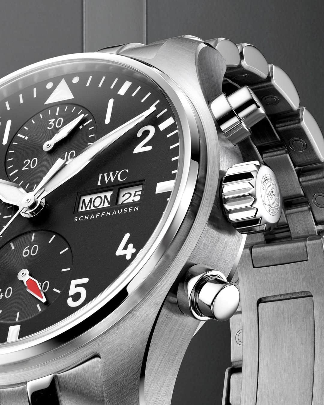 IWCのインスタグラム：「At IWC, function always comes first. The vertical arrangement of the subdials enhances readability and has also become a distinguishing design feature of IWC’s chronographs.  #IWCpilot | #TheReference   🔗Link in Bio  ℹ  Black dial  Stainless steel case 41mm  IWC-manufactured 69385 Calibre  Ref. IW388113」