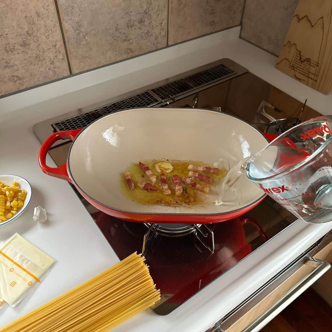 Tesshiさんのインスタグラム写真 - (TesshiInstagram)「お鍋ひとつでクリーミーなスープスパゲッティ One pot creamy spaghetti soup #yummy #homemade #healthy #pasta #spaghetti #soup #onepotmeal #おいしい #パスタ #スパゲッティ #スープ #ワンパンレシピ #マカロニメイト #フーディーテーブル #手作り  オリーブオイル大2、にんにく1かけ、ベーコン40g、水1カップ、牛乳1カップ、麺100g、チーズ2枚、塩ひとつまみ、途中でとうもろこしひとつかみ、塩胡椒など 2 tbsp olive oil, 1 clove garlic, 40g bacon, 200ml water, 200ml milk, 100g spaghetti, 2 slices cheese, a pinch of salt, a bunch of corn, salt and pepper…」9月12日 22時00分 - tmytsm