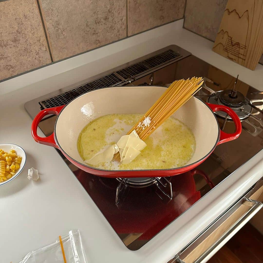 Tesshiさんのインスタグラム写真 - (TesshiInstagram)「お鍋ひとつでクリーミーなスープスパゲッティ One pot creamy spaghetti soup #yummy #homemade #healthy #pasta #spaghetti #soup #onepotmeal #おいしい #パスタ #スパゲッティ #スープ #ワンパンレシピ #マカロニメイト #フーディーテーブル #手作り  オリーブオイル大2、にんにく1かけ、ベーコン40g、水1カップ、牛乳1カップ、麺100g、チーズ2枚、塩ひとつまみ、途中でとうもろこしひとつかみ、塩胡椒など 2 tbsp olive oil, 1 clove garlic, 40g bacon, 200ml water, 200ml milk, 100g spaghetti, 2 slices cheese, a pinch of salt, a bunch of corn, salt and pepper…」9月12日 22時00分 - tmytsm