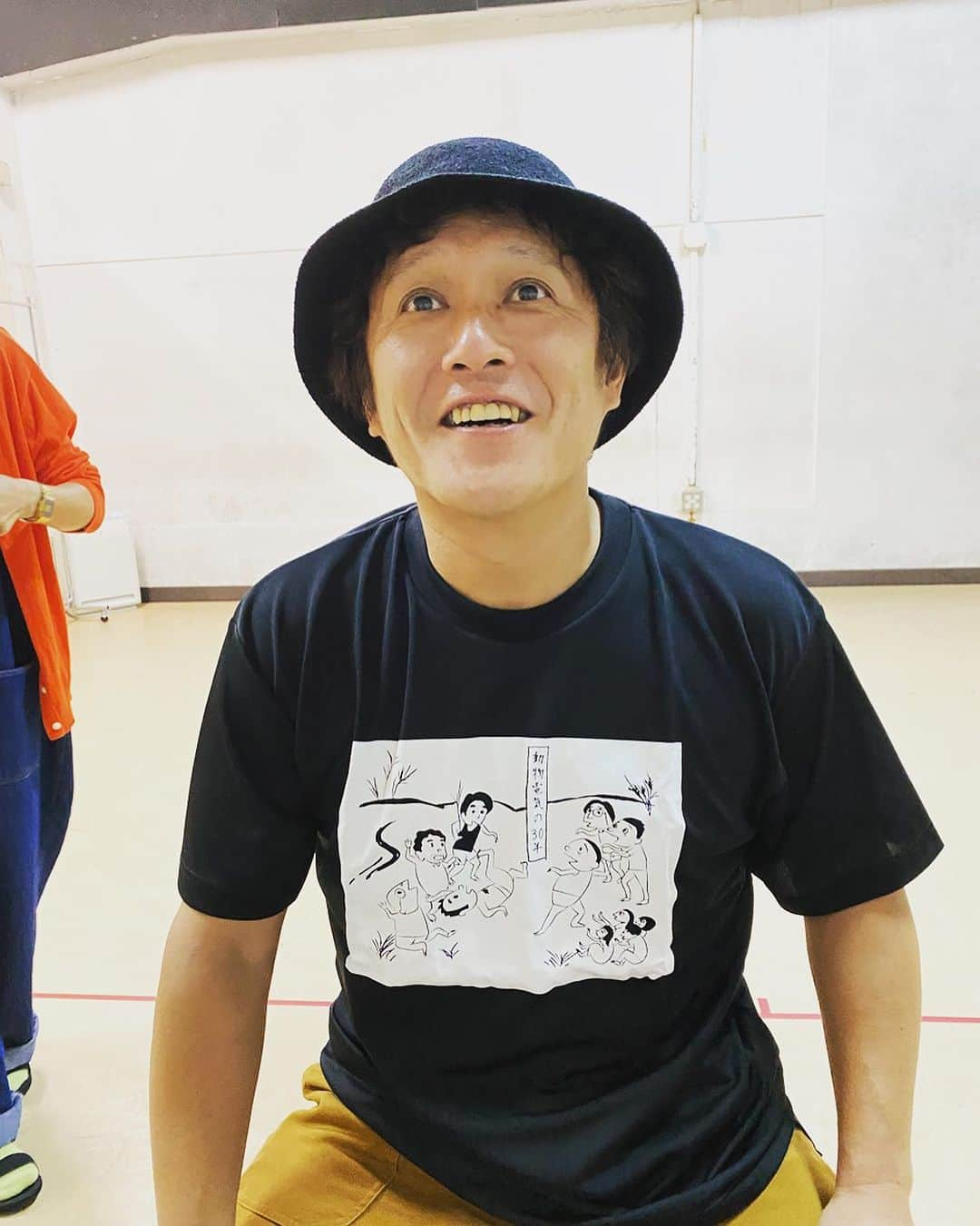 加藤啓のインスタグラム：「小林顕作さん脚本の稽古。  写真は動物電気Tシャツを着こなしている顕ちゃん。　  10/22（日）12時の回は、日替わりゲストでの出演もしてくれます🌕  #小林顕作 #バカ息子は光を放つ #加藤啓アワー」