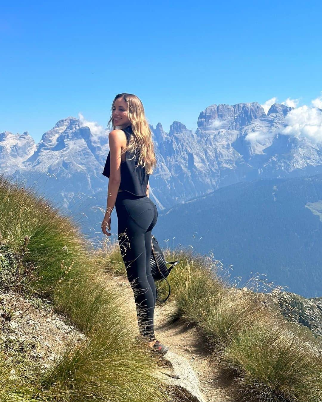 Weronika Bielikのインスタグラム：「These @freddy_polska pants did amazing job as my hiking gear 😅 That was my first time in Dolomites and I already can’t wait to be back and explore new trails. What I’ve done in last few days (so many of you asked where I am so let me share) - hike to Lago di Ortisè from Malga Stabli (15km) - Hike from Madonna di Campiglio to lago de Nero (15km) - Trek to waterfall that name I forgot but it was stunning 😅  Our bodies actually heal faster when we remain active and when we put it into our mind that we get back to health with ease. 🙏 Have a great week!」