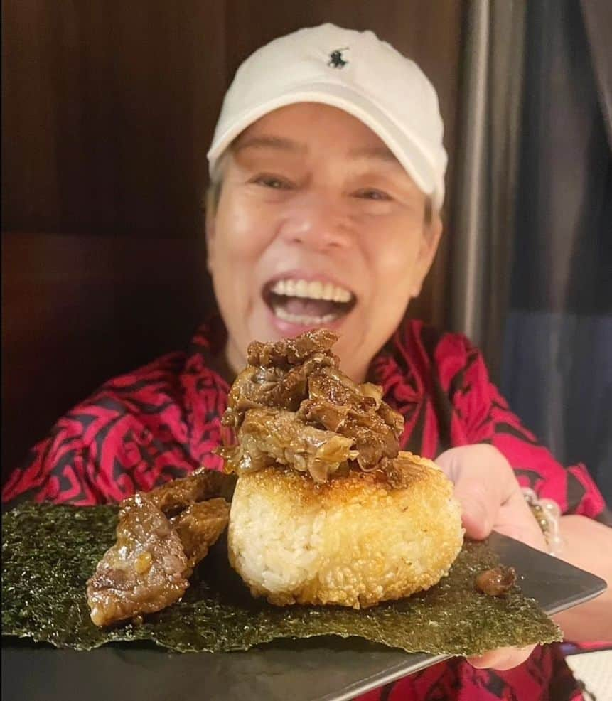 神取忍さんのインスタグラム写真 - (神取忍Instagram)「上野御徒町にある トミークラブ/TOMMY CLUB の 焼きおにぎり🍙でーす(^^) お気に入りです!! ここの料理はお店の雰囲気だと 高いイメージなんだけど リーズナブルで 美味しいんだよね(^^) 肉の山盛りは驚きますよ(^^) #上野 #御徒町 #tommyclub  #焼きおにぎり  #山盛り  #神取忍  #プロレス」9月12日 22時01分 - shinobukandori