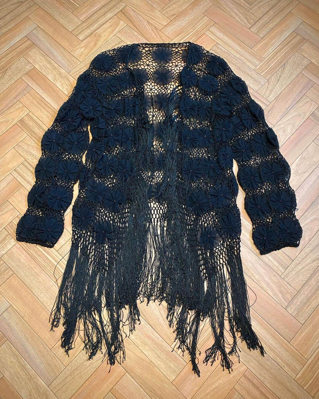 Chief used&vintageさんのインスタグラム写真 - (Chief used&vintageInstagram)「Online Store New Arrival 🔘 “1980s Crochet Fringe gown” オンラインストアにて販売中  秋口に活躍する羽織ものが オンラインストアに入荷しております。 こちらは1980sのクロシェガウン。 長袖をレイヤードしていただくと　 美しいデザインがより強調されて素敵です。  詳細はタグ付けよりご覧くださいませ。」9月12日 22時02分 - chief_vintage_