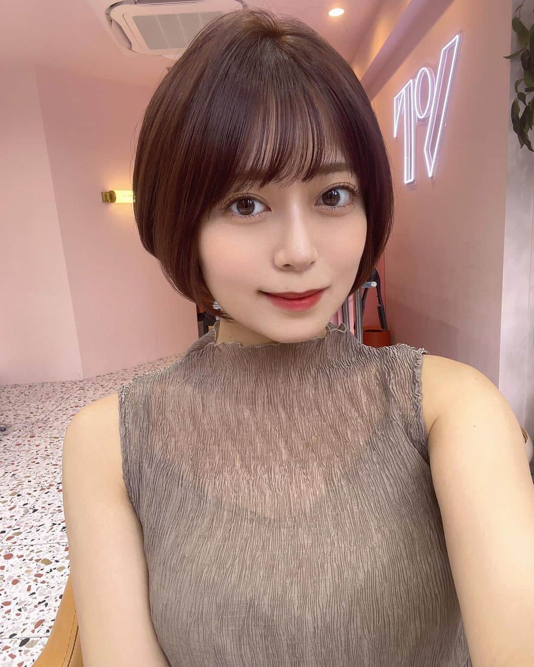 岩花詩乃のインスタグラム：「ばーーーり可愛い髪色になった🥺 秋っぽい色でってざっくりなお願いなのに、素敵な色にしていただけました🍁 前髪も切ってもらったけど好みすぎる〜〜 @votan_joui さんありがとうございました‪︎‬ ‪︎☺︎  #美容室#東京#渋谷#ショート#ショートヘア#ショートカット」