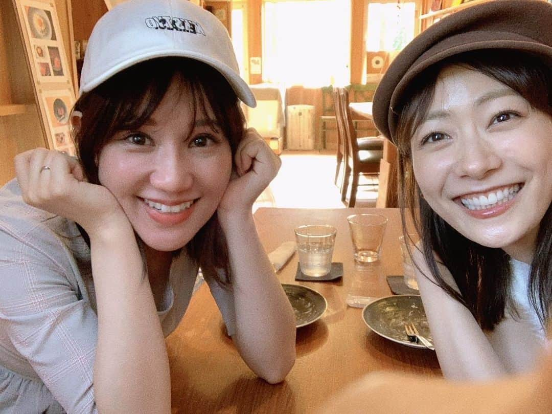 鈴木まりやさんのインスタグラム写真 - (鈴木まりやInstagram)「徳ちゃんとのおデート♡  2週に1回くらい、多いとき週3回くらい会ってます☺️  番組一緒じゃなくなってからも定期的に会えて嬉しい　#とくやんぬ　です🫶  この日はカフェ梯子したんだけど 私がその前に円山で用事があったので円山公園の方まで徳ちゃんがわざわざ来てくれました😍  1軒目…『ガトーショコラと。』 小麦粉や化学調味料を使用しない、カレーとガトーショコラとチーズリゾットのお店です♡ チーズケーキも美味しかった〜♡ 内装もとっても可愛くて、色んな絵本があったからお子さんと一緒に行ってもゆっくりとした時間を楽しめそう。 ガトーショコラ2個目頼もうかと迷ったくらい濃厚で美味しかった〜♡  2軒目…Cafe early こちらも円山公園にあるお店。 ガトーショコラがどうしてももう一個食べたくて、ガトーショコラのあるお店を選びました。笑 コーヒーの種類が豊富で、マスターが淹れ方までこだわっています☕️私はシナモンミルクティーを頼んだのですが、たまらなく美味しく、ガトーショコラとの相性も最高でした。静かな雰囲気も良くてのんびりとした時間に浸っていると、、、  映画の時間もうすぐだ〜！笑  あのカフェは竜宮城に違いない！笑  ファクトリーのユナイテッドシネマまで移動して🎥今回は『ホーンテッドマンション』を観ました♡  ディズニーランド行きたくなった☺️  徳ちゃんにお誕生日プレゼントとお揃いのトートバックプレゼント🎁できて嬉しい☺️  徳ちゃんいつもいつも、素敵な笑顔と優しい楽しい時間をありがとう🌸  #映画鑑賞が趣味  #映画デート #映画ホーンテッドマンション #徳村里菜　ちゃん @tokumurarina  #なかよしこよし #円山カフェ #ガトーショコラと。 @gateauchocolatto  #cafeearly #ガトーショコラ好き #ケーキ大好き」9月12日 22時12分 - mariyannu_official