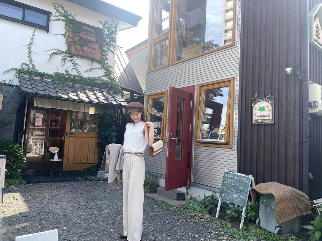 鈴木まりやさんのインスタグラム写真 - (鈴木まりやInstagram)「徳ちゃんとのおデート♡  2週に1回くらい、多いとき週3回くらい会ってます☺️  番組一緒じゃなくなってからも定期的に会えて嬉しい　#とくやんぬ　です🫶  この日はカフェ梯子したんだけど 私がその前に円山で用事があったので円山公園の方まで徳ちゃんがわざわざ来てくれました😍  1軒目…『ガトーショコラと。』 小麦粉や化学調味料を使用しない、カレーとガトーショコラとチーズリゾットのお店です♡ チーズケーキも美味しかった〜♡ 内装もとっても可愛くて、色んな絵本があったからお子さんと一緒に行ってもゆっくりとした時間を楽しめそう。 ガトーショコラ2個目頼もうかと迷ったくらい濃厚で美味しかった〜♡  2軒目…Cafe early こちらも円山公園にあるお店。 ガトーショコラがどうしてももう一個食べたくて、ガトーショコラのあるお店を選びました。笑 コーヒーの種類が豊富で、マスターが淹れ方までこだわっています☕️私はシナモンミルクティーを頼んだのですが、たまらなく美味しく、ガトーショコラとの相性も最高でした。静かな雰囲気も良くてのんびりとした時間に浸っていると、、、  映画の時間もうすぐだ〜！笑  あのカフェは竜宮城に違いない！笑  ファクトリーのユナイテッドシネマまで移動して🎥今回は『ホーンテッドマンション』を観ました♡  ディズニーランド行きたくなった☺️  徳ちゃんにお誕生日プレゼントとお揃いのトートバックプレゼント🎁できて嬉しい☺️  徳ちゃんいつもいつも、素敵な笑顔と優しい楽しい時間をありがとう🌸  #映画鑑賞が趣味  #映画デート #映画ホーンテッドマンション #徳村里菜　ちゃん @tokumurarina  #なかよしこよし #円山カフェ #ガトーショコラと。 @gateauchocolatto  #cafeearly #ガトーショコラ好き #ケーキ大好き」9月12日 22時12分 - mariyannu_official