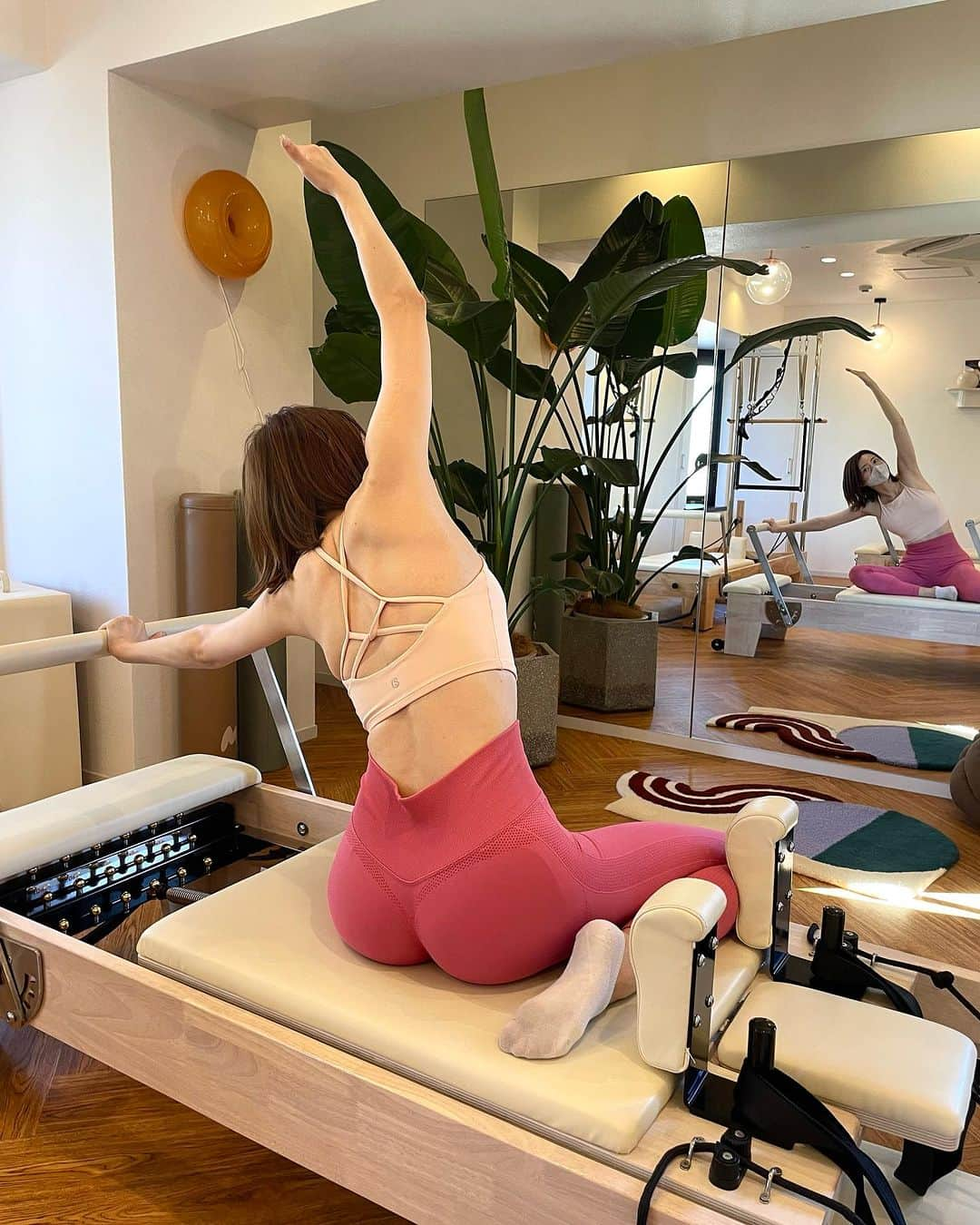 松田唯花のインスタグラム：「月4回、ピラティスに通っています🧘‍♀️  パーソナルジムの筋トレとあわせて通いだしてから本当に太りにくくなったし、ボディラインが安定しやすくなった。 筋トレとはまた違う身体や心の変化を感じることができるピラティス✨  ☑姿勢がよくなる ☑呼吸が深くなる ☑自律神経が整う ☑体幹を鍛えられる ☑身体が伸びて気持ちいい ☑代謝が良くなって痩せやすい身体になる  恵比寿にある @habit_pilates_studio に通っています💕  先生たちも美しくて、グループレッスンだけど一人一人ちゃんと見て指導してくれるので受けた次の日は筋肉痛がちゃんときます！  動きはゆっくりだけど、実はおなかがぷるぷるしてたりするの〜😂 すっごく効いてる！って感じ✨  ピラティスは筋トレほどキツくなくて、ヨガと筋トレの間って感じのちょうど良い運動量。  流行ってるのも分かるなぁ☺️  マシンピラティス、すっごく楽しいです😍  裏アカ⇒ @yuika_matsuda_yuicos  鍵付き🔑この本アカウントをフォローいただいている女性のみ許可しています🙏 ----------------- 【サロンで診断、レッスンしています💄】 今まで男女あわせて1000人以上のお客様のキレイをサポートしてきました✨  ・メイクレッスン  ・16タイプパーソナルカラー診断 ・骨格診断 ・顔タイプ診断 ・小顔矯正 ・ハリウッドブロウリフト  たくさんのご予約ありがとうございます🙇🏻‍♀️ 9月のご予約枠は残りわずか。 10月以降のご予約も承っております✨  サロンの場所は外苑前です。  ご予約やお問い合わせは公式LINEまでお気軽に✉️ 1〜2日でお返事いたします。 ⇒@yuicos1231 (@も必須でID検索してください🌼)  -----------------  #pilates #bodymake #bodymakeup #diet #training #ピラティス #トレーニング #ダイエット #ボディメイク #ハビット #ハビット恵比寿 #ハビットピラティス」