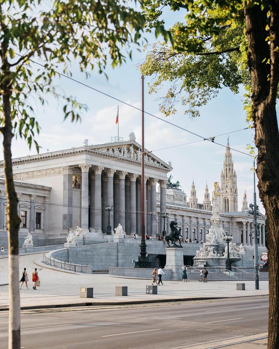 のインスタグラム：「A timeless classic in Vienna! 🥰 #viennanow  #vienna #wien #austria #feelaustria #europetravel #europe_vacations #cityhall #wienerrathaus #austrianparliament #parliamentbuilding #heritage #historicarchitecture」