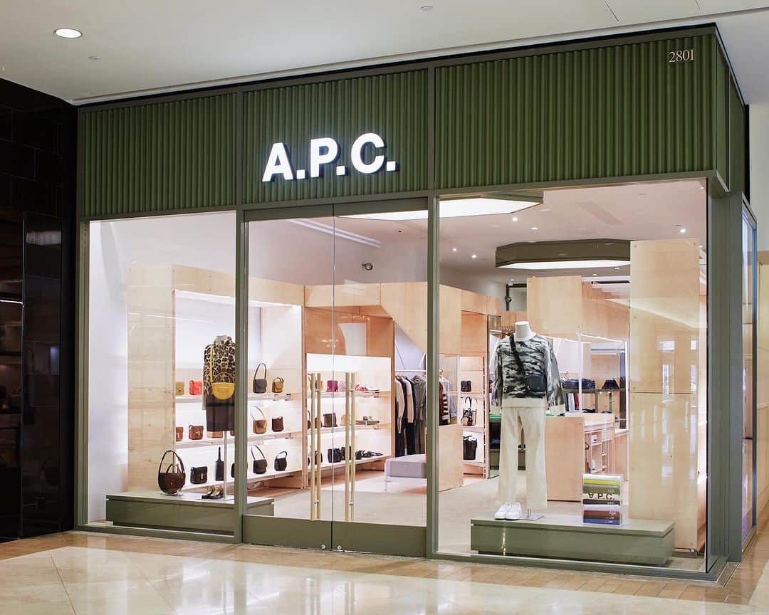 のインスタグラム：「A.P.C. has landed at @southcoastplaza !   Come discover the space designed by @laurentderooarchitecte and check out the A.P.C. timeless offering and new FW23 arrivals.  A.P.C. South Coast Plaza 3333 Bristol St, Suite 2801 Costa Mesa, CA 92626  Opening times: Monday–Saturday: 10am–8pm Sunday: 11am–7pm  #APCParis」