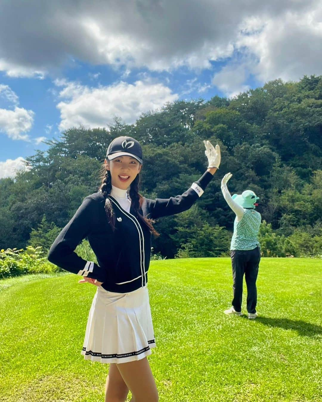 ジェギョンのインスタグラム：「👋🏼하이파이브 캐디님⛳️ 풋쳐핸섭🙋🏻‍♀️  #마스터바니에디션」