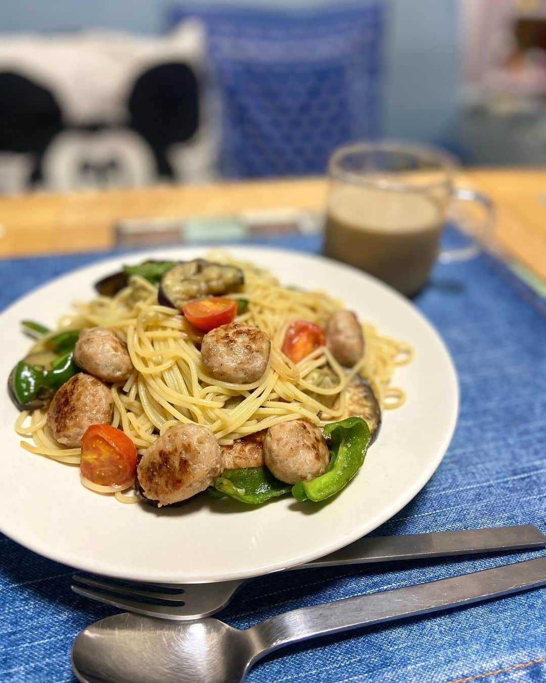 lalapinkのインスタグラム：「夜ごはん🍝  ⭐︎肉団子と野菜のパスタ ⭐︎豆乳コーヒー  いただいたナスとピーマンがいっぱい入ったパスタ。 ニンニクたっぷり、麺つゆ、ダシダで味付け。  #よるごはん #夜ごはん #夜ご飯 #夕食 #夕飯 #パスタ #pasta #肉団子パスタ #夏野菜 #おうちごはん #おうちご飯」