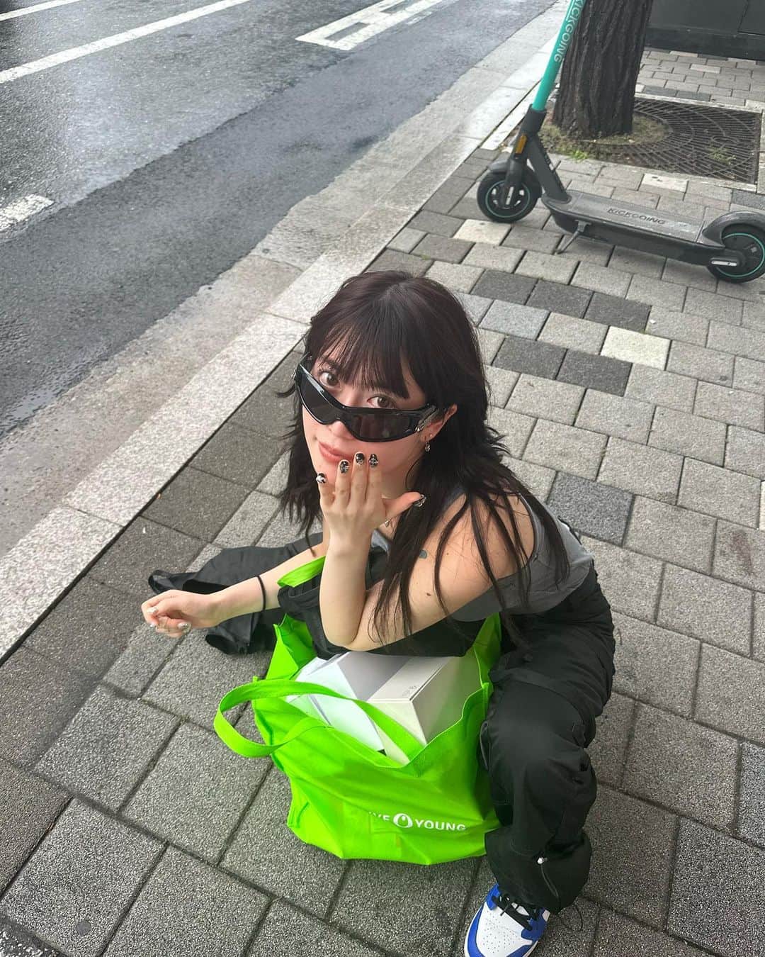 柚月瀬那のインスタグラム：「@gentlemonster  韓国でタクシー雨の中1時間捕まらなかった編」
