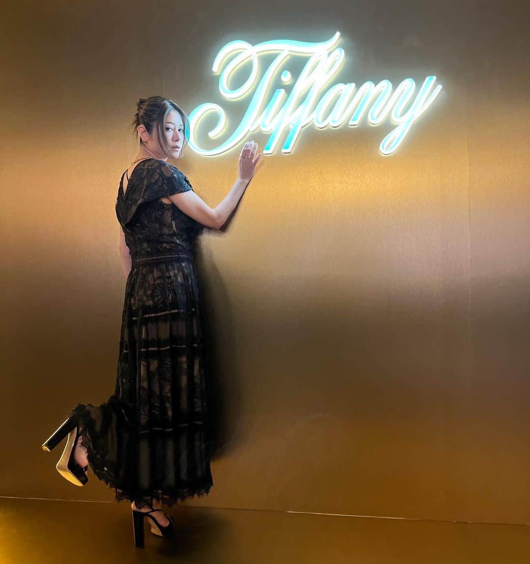 真木よう子のインスタグラム：「ティファニー表参道オープニングイベントにお伺いしてきました！ 着用しているLOCK COLLECTIONがとても素敵でした❤️  明日オープンなので、皆様もぜひ足を運んでみてください！  @Tiffanyandco #Tiffanyandco #TiffanyOmotesando #TiffanyPartner」