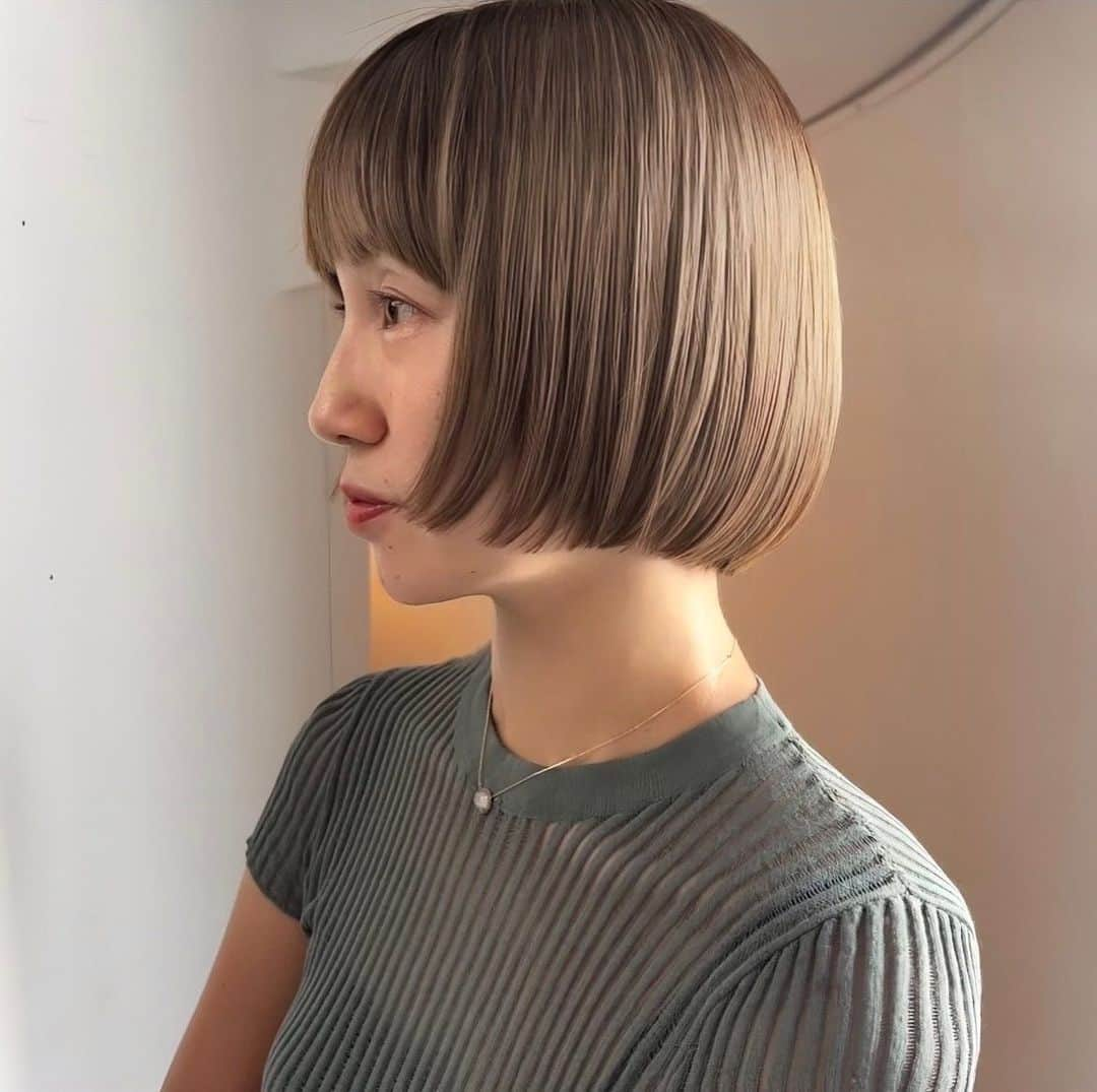 マツオモモコのインスタグラム：「曲線と丸みで秋なshortbob .  cut/1bleach/color . . #hair #cut #color #bob #shortbob #ボブ #ショートボブ #マッシュヘア #ニュアンスカット #ニュアンスカラー #beige #ブリーチカラー」