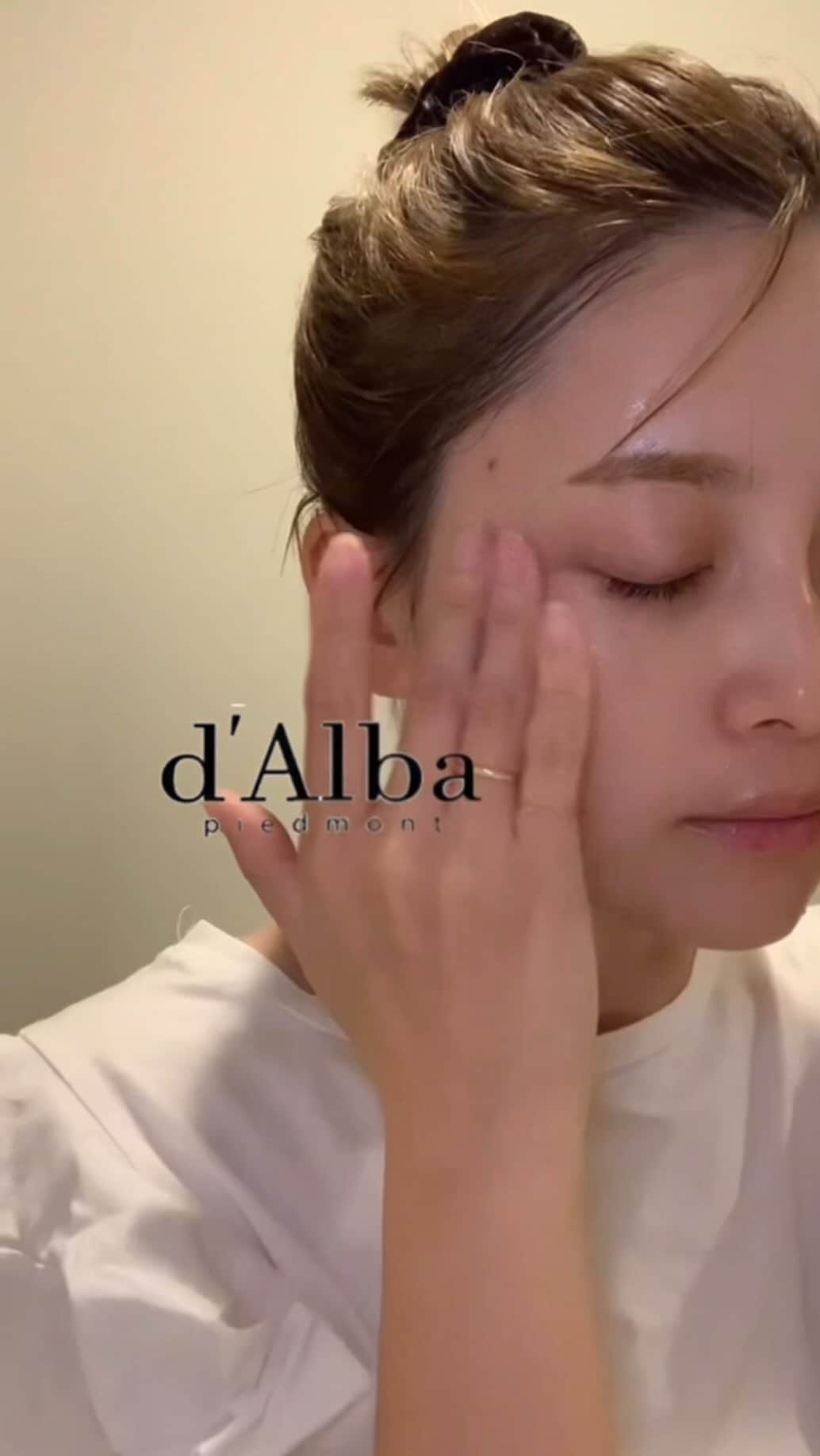 のインスタグラム：「わたしのベース前のつる肌の作り方🪩❤︎❤︎  (スキンケアからツヤ肌をget)  #🤍è_beauty」