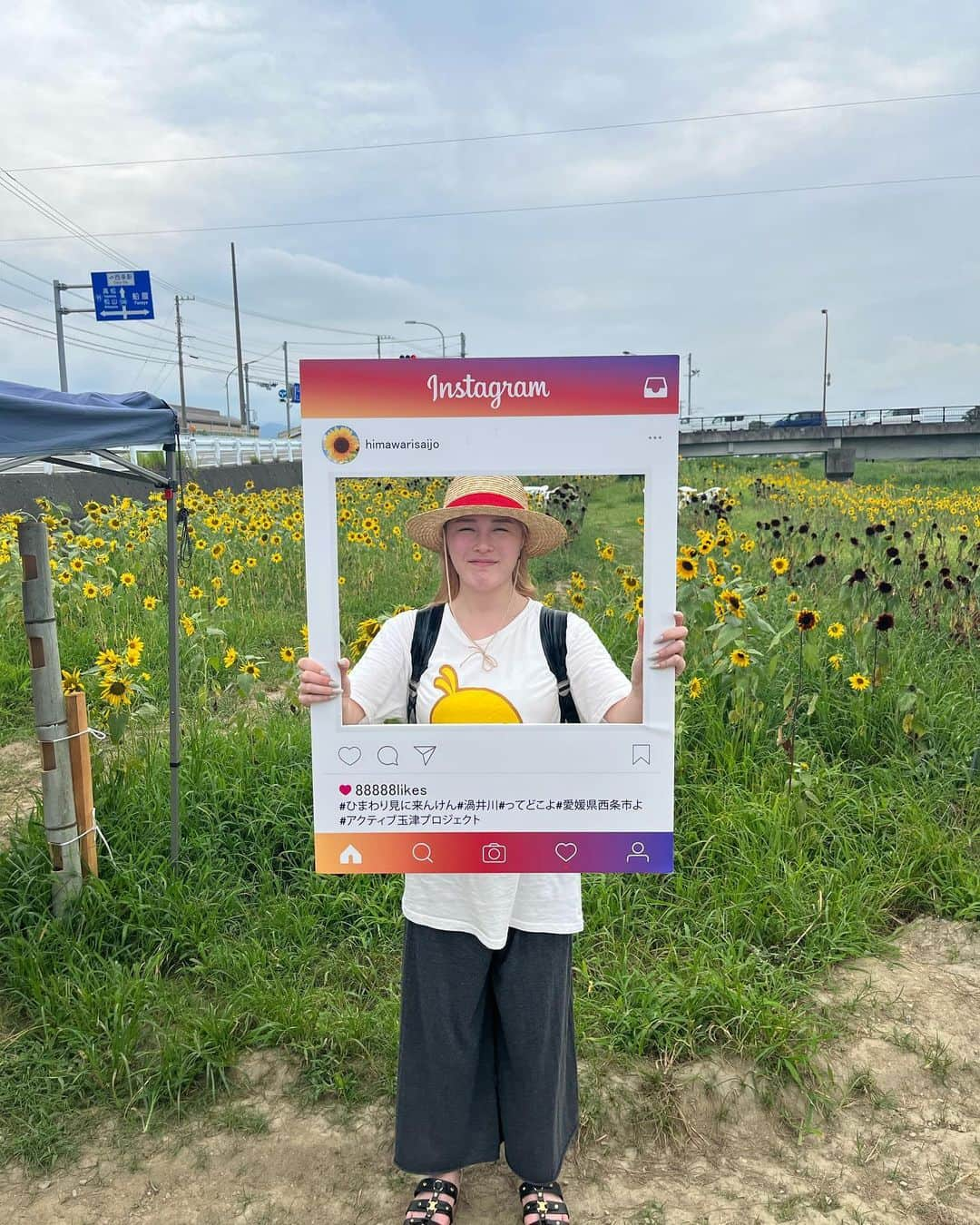 みそのインスタグラム：「ひまわり畑でそうめん吸引in西条🌻 見てくれましたか？✨ 自慢のコーデで久しぶりに地元を自転車で駆け抜けて楽しかったです！！！ メンズ達もありがとう！！ #西条　#ひまわり畑」