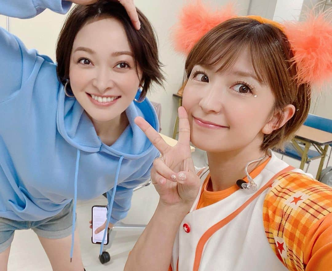 矢口真里さんのインスタグラム写真 - (矢口真里Instagram)「そして！  またまた２期メン揃いました！！ 今年は沢山会えて嬉しいです✨ さやかも圭ちゃんも本当変わらない。 あの時から時が止まってるのかしら？ってくらい。 プッチモニのパーカーエモかった♡  ねえねえ、 ミニモニ。の衣装目が慣れてきた？ 思い出して？ ４０歳だよ。  当時の衣装だから、 めっちゃキツくて駆け込みでちょっとだけ絞ったし、 当日もコルセットでガンガン締め上げてるよ。 かなり苦しかったけど、 これでパフォーマンスしたのマジで褒めてほしい。 ほな。  #拍手喝采 #２期メン好きと繋がりたい  そうそう！！ 今週日曜日13時からの TBS「週刊さんまとマツコ」に この2期メン3人で出演させていただきます！！ こちらも是非ご覧くださいませー🥹✨」9月12日 13時22分 - mariyaguchi_official