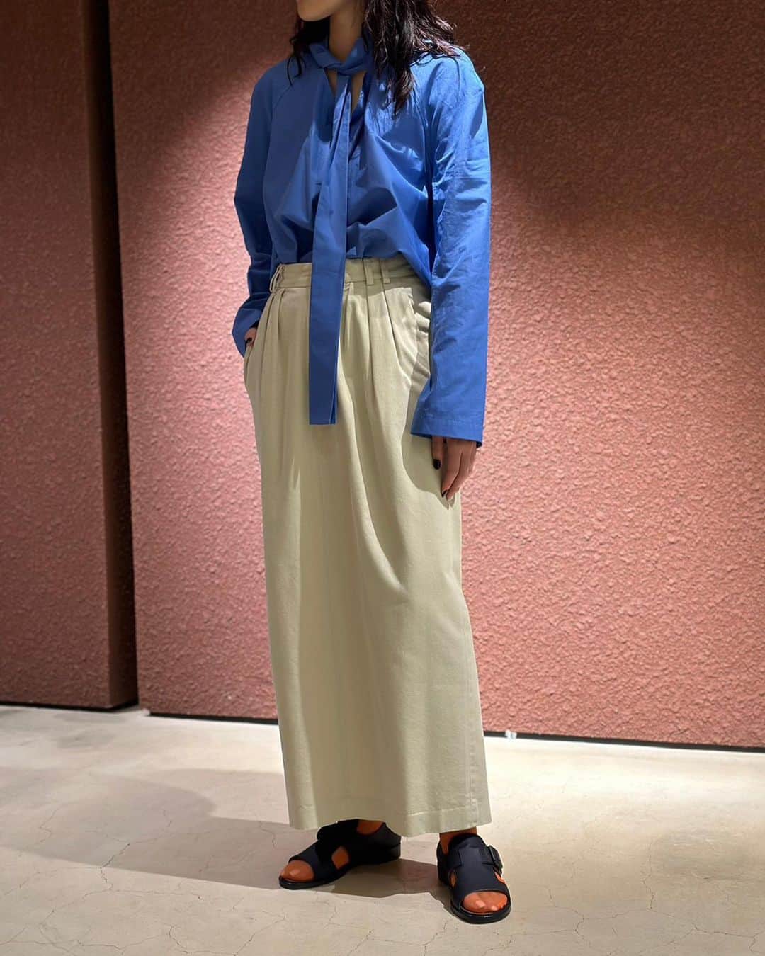 6(ROKU) OFFICIALさんのインスタグラム写真 - (6(ROKU) OFFICIALInstagram)「-  @lemaire_official blouse ¥88,000- tax in  6 cotton rayon big dye skirt ¥24,200- tax in  @flligiacometti sandals ¥94,600- tax in  #roku #lemaire #f.lligiacometti」9月12日 13時28分 - 6______roku