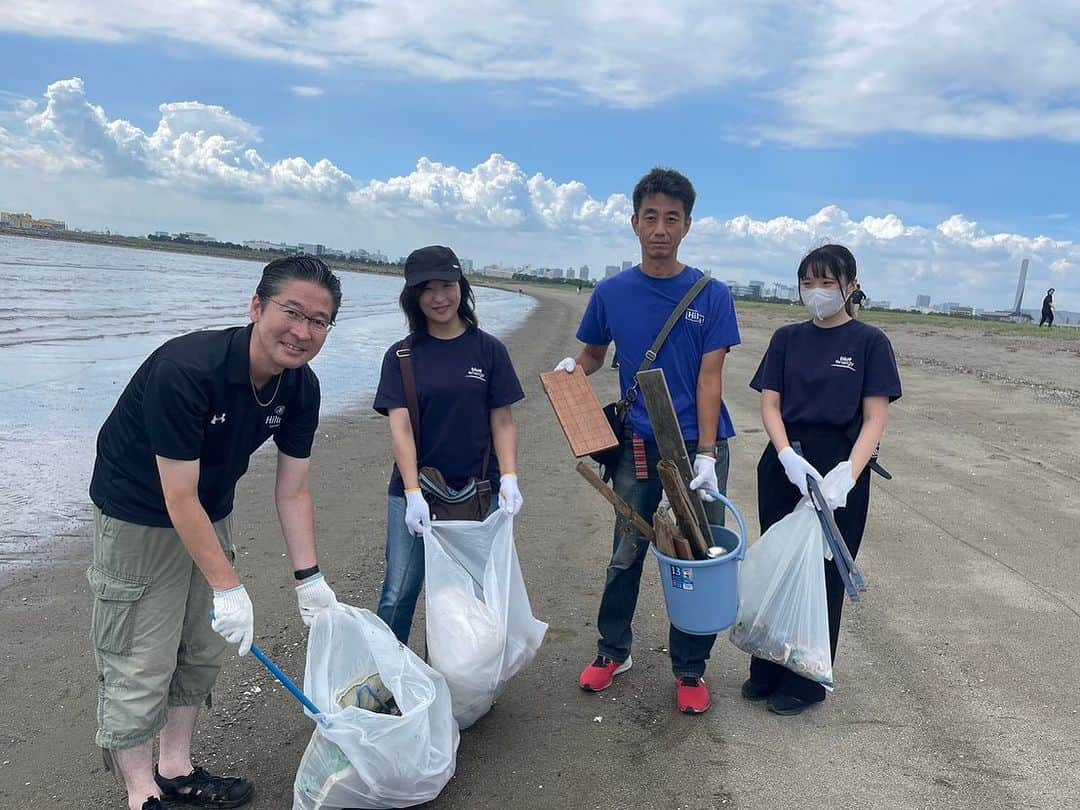 ヒルトン東京ベイ Hilton Tokyo Bayさんのインスタグラム写真 - (ヒルトン東京ベイ Hilton Tokyo BayInstagram)「本日、チームメンバー（従業員）の有志総勢32名で、葛西海浜公園のビーチクリーンアップを行いました！  一見綺麗に見えるビーチもゴミ拾いをしはじめると、たくさんのゴミが落ちていました。ペットボトル、食べ物の包装プラスチック、お猪口や靴など、様々なゴミが集まりました。原形がわからなくなった細かなプラスチック片は砂浜に無数にあり、集めても集めても、砂の中から出てきました。  パークレンジャーの木村さんにお話を伺ったところ、プラスチック片は、クラフトイベントに使用したり、展示したりもされているそうです。  ヒルトン東京ベイのチームメンバーで集めたゴミは、しっかり分別して、一部資源としてリサイクルしました。  ヒルトン東京ベイでは、地球や環境について考え、今私たちにできることを実施しています。  #ヒルトン東京ベイ #ヒルトン #環境保全 #地球のためにできること #舞浜 #葛西臨海公園 #葛西海浜公園 #ビーチクリーン #hiltontokyobay #hilton #tokyodisneyresort #maihama #hotel #travel #travelwithpurpose #wearehilton #wearehospitality #ESG #CSR」9月12日 13時45分 - hiltontokyobay