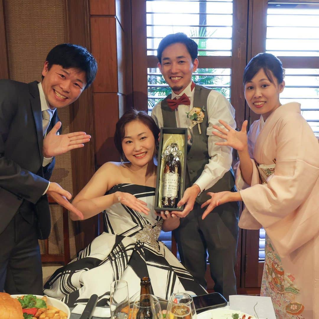 ぽるぽるちゃんのインスタグラム：「大好きな夫婦の結婚式😊 ２人らしくて結婚式らしくない結婚式でした☺️  みゆとふわもリングガールよく頑張りました💍✨  結婚式やらない派が増えてるって聞くけど、迷ってるなら是非やってほしいなぁと思うなぁ。 なんなら参列させてほしいなぁと思うなぁ。  みーんなにこにこしてて最高に幸せな空間。365日結婚式に出ていたい。  結婚10年経ったら2回目の結婚式していいとかルールないのかな。  #牧師さん初経験 #誰か結婚式呼んでください #ぽる」