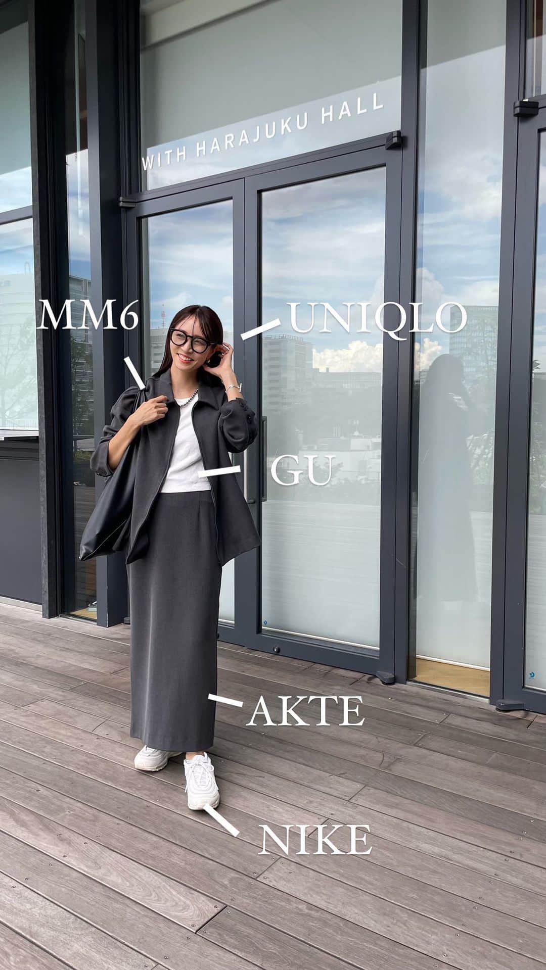 鈴木優美 のインスタグラム：「@akte_official のジャケットセットアップが届いた🤍 仕事にも使えて、カジュアルに気回せるセットアップ一目惚れでした🥸 @veryweb.jp の記事にしていた @gu_for_all_ のミニTで脚長効果もバッチリです🙏 ロングスカートは後ろのスリットが足捌きが良いので @nike の白スニーカー合わせ👟 . それにしても、PCで肩が…笑 重くて何個もバッグ持てないので、 @mm6maisonmargiela のジャパニーズトートが最近の私には相性良きです🖤 . . . . . . #pr #akte #mm6 #mm6maisonmargiela #nike #nikeairmax #tiffanyandco #gu #uniqlo #very #veryweb #アクテ #マルジェラ #ナイキスニーカー #ティファニー #ジーユー #ミニT #ユニクロ #秋冬 #秋コーデ」