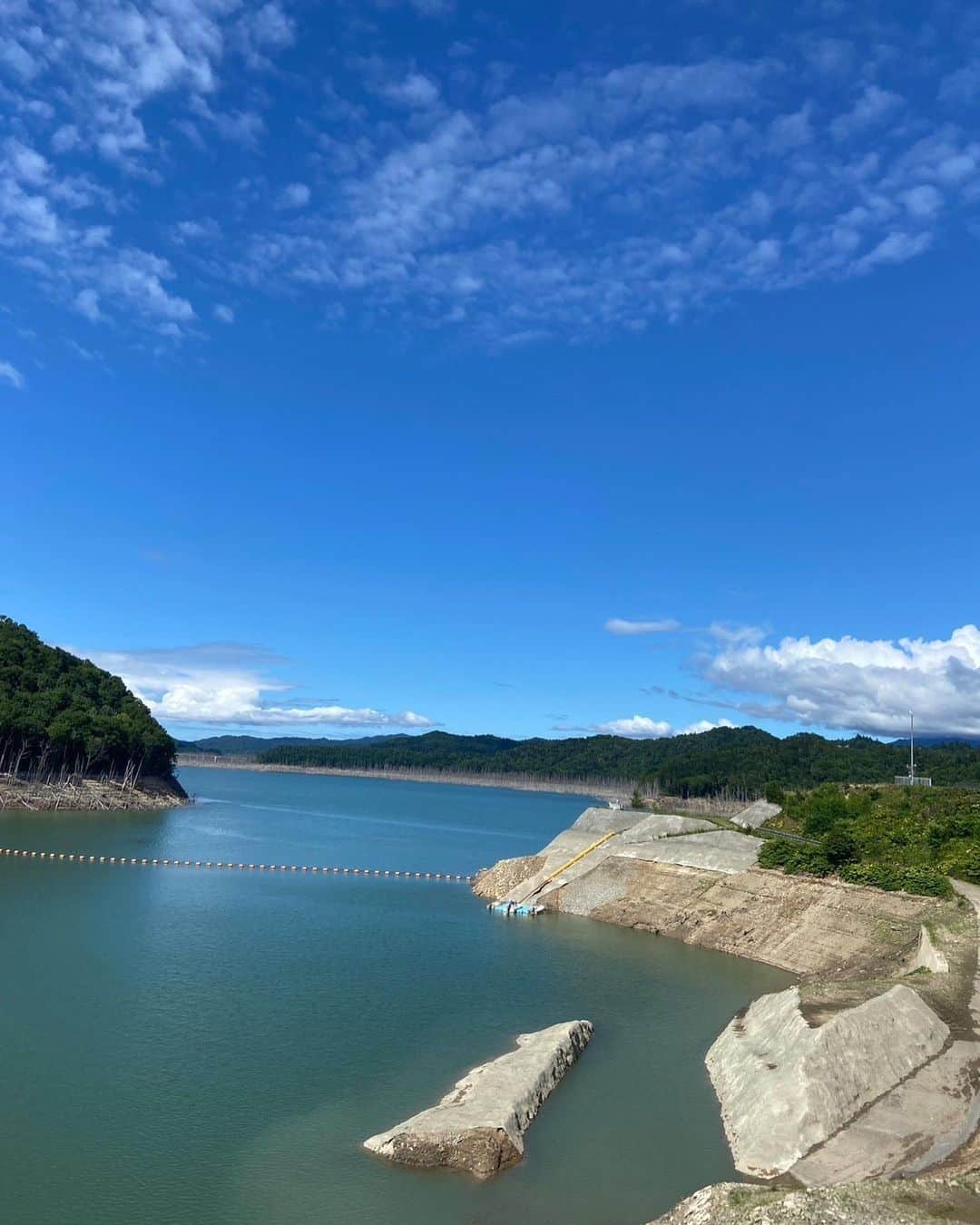 横島ふうかさんのインスタグラム写真 - (横島ふうかInstagram)「夕張にある シューパロ湖です。🌊  この湖の下には 多くの街があったようですが 2017年にダムの下へ沈めることに なったそうです🏠  私が行った、この夏の時期は 湖面から道が出てくるようで、 そんな幻ともいえる道を 歩いてきました！  当時、人々が飲んでいたであろう空き缶🥫や 遊んでいたのかな？と思わせるカードゲーム🃏などが 落ちていて、複雑なキモチになる一方で キレイで広く美しいこの景色に 見惚れました。   #シューパロ湖 #夕張  #夕張市  #大夕張 #ダムに沈んだ街 #ダム #シューパロダム #渇水期  #鹿島地区  #湖底  #湖底の道  #幻の橋 #白銀橋 #旧白銀橋  #熊出没注意 #452号線  #北海道 #北海道旅行 #北海道観光 #hokkaido」9月12日 13時41分 - fuka_yokoshima