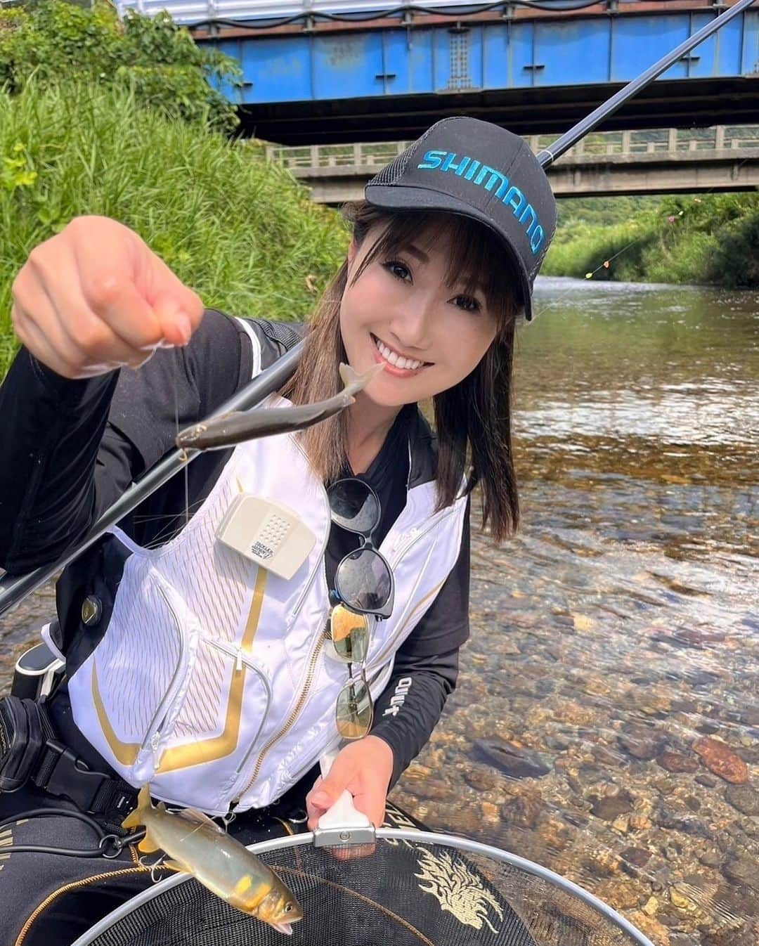 谷田圭（たにけい）のインスタグラム：「・ ・ ・ ・ ・ 山形・鮎釣りチャレンジ🔰 釣果17匹で大成功 🩵🩵🩵🩵🩵🩵🩵🩵🩵🩵🩵　  ・ ・  ・ ・ ・ ・ ・ 鮎釣りから 2日たっているんですが 夜は2日とも鮎釣りする夢を見ているほど.....💤💤笑 ・ ・ ・ ・  はじめる前は 「長い竿を扱えるかな..」 「とりこみ出来なくてオトリ鮎弱らせたり、死なせてしまったらどうしよう」 「あたり分かるかな..」 など不安な所がたくさんあったのですが  はじめてみたら ガツンと⚡️⚡️⚡️⚡️ 体当たりされているような 強い強いアタリにびっくり！！！  今回使用したSHIMANOの鮎竿NAIAD75 が凄く使いやすくて...  へっぴり腰で失敗しながらも無事 ネットイン🥹‼️‼️‼️‼️‼️‼️‼️ 軽くて1日釣りしていても 全然疲れず大感動！！！！！！  未知の鮎ワールドですが こんなに楽しくて深くて魅力的なんだ ‼️‼️‼️‼️‼️‼️‼️‼️‼️‼️‼️‼️‼️  一日、先生をしていただいた  柏倉悠太さん  @kasi_yu18   SHIMANO様 @shimanofishing_jp  鮎仲間の方々 本当にありがとうございました😊  #鮎釣り #鮎 #山形 #鮎の友釣り #SHIMANO #シマノ」