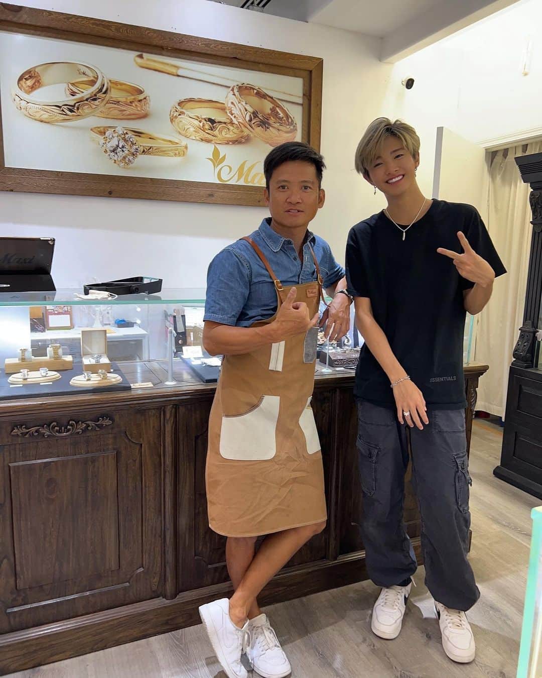 高澤笑大郎のインスタグラム：「小さい頃から 憧れていた僕の大好きな Hawaiian jewelry✨  @maxi_hawaii_official  @howard_miao_hawaii   #Crossingrain #XR #xr #boyband #Hawaii #Oahu #Aloha #Music #Japan #Honolulu #Hilo #Kpop #Jpop #rap #singing #dance #have #courage #and #be #kind #ありのまま」