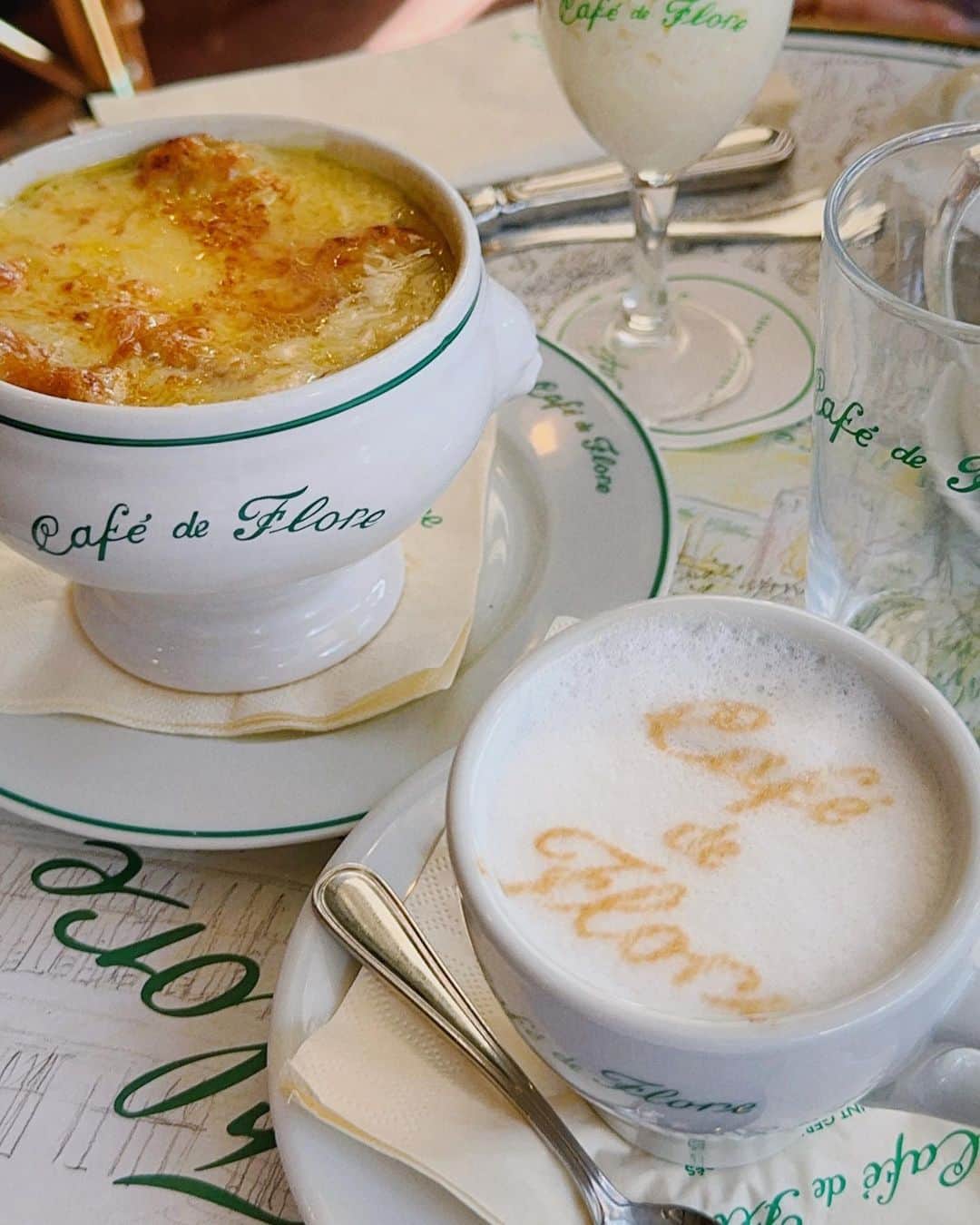 紀卜心さんのインスタグラム写真 - (紀卜心Instagram)「巴黎必吃的花神咖啡☕️ 早上就去了人好多但很幸運有坐到戶外位 它的熱巧克力太好喝了🥹洋蔥湯也很甜！ #paris #parisfoodie」9月12日 13時48分 - eatzzz7