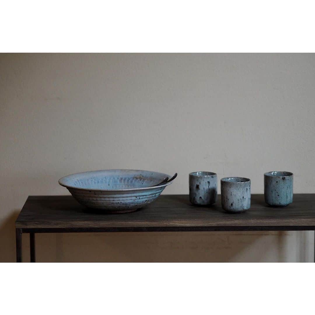 陶屋なづなさんのインスタグラム写真 - (陶屋なづなInstagram)「＼川口武亮展　2023.9.21(木) ▶︎9.30(土)／  初日14時15分までの入店ご予約受付中です。 詳しくはWEBサイトをご覧ください。 会期中の営業日｜9/21.22.23.24.28.29.30  Takeryo Kawaguchi Exhibition　 @tenjishitsu  2023年9月21日Thursday-9月30日Saturday 作家在廊日　初日9月21日木曜日  profile 1974　佐賀県有田生まれ.  2000　有田窯業大学校ロクロ科絵付科卒業.  2001　番浦史郎氏に師事.  2002　花岡隆氏に師事.  2005　有田にて独立   お手間おかけしますがどうぞよろしくお願いします。 14時15分以降はご予約なしでご自由にお越し下さいませ。 皆様のご来場を心よりお待ちしております。  #川口武亮 #うつわ#うつわのある暮らし #テーブルコーディネート #テーブルウェア  #テーブルセッティング  #インテリアアート #インテリアスタイリング  #tabledecor #tableware  #奈良#広陵町#香芝 #北葛城郡#真美ケ丘#五位堂 #陶屋なづな」9月12日 13時52分 - hirohiro0220