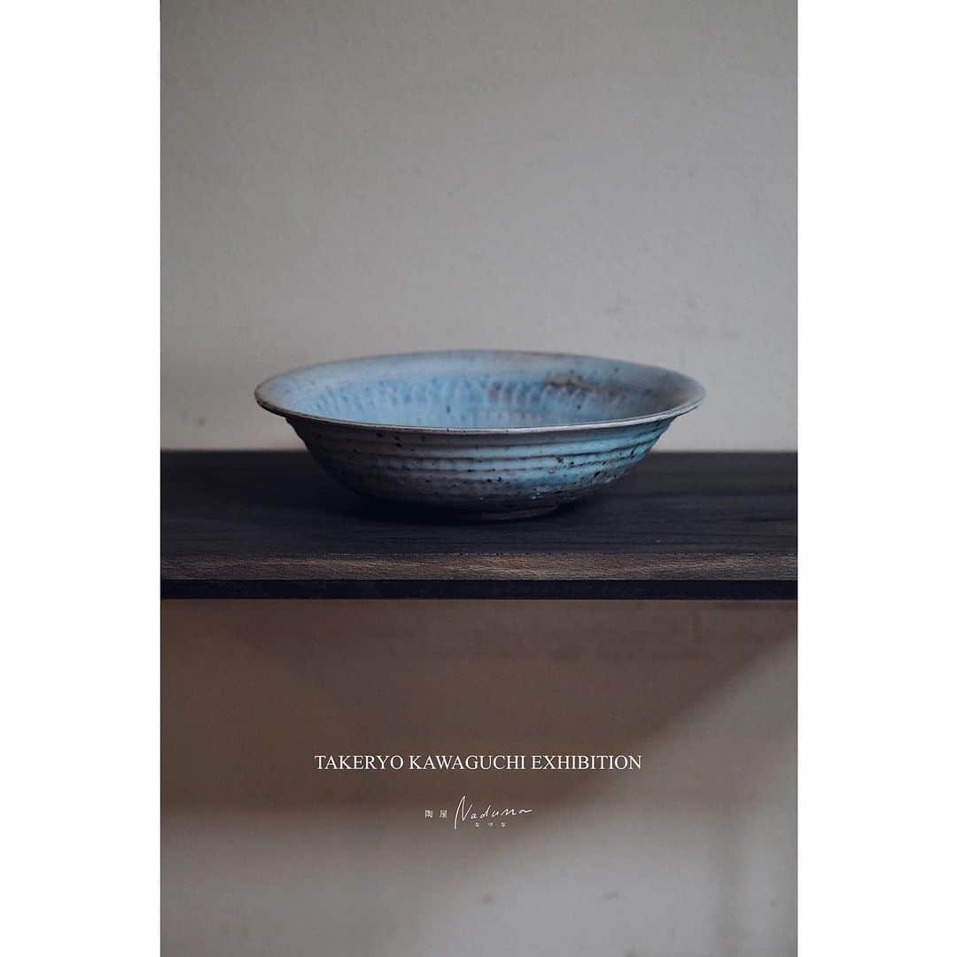 陶屋なづなさんのインスタグラム写真 - (陶屋なづなInstagram)「＼川口武亮展　2023.9.21(木) ▶︎9.30(土)／  初日14時15分までの入店ご予約受付中です。 詳しくはWEBサイトをご覧ください。 会期中の営業日｜9/21.22.23.24.28.29.30  Takeryo Kawaguchi Exhibition　 @tenjishitsu  2023年9月21日Thursday-9月30日Saturday 作家在廊日　初日9月21日木曜日  profile 1974　佐賀県有田生まれ.  2000　有田窯業大学校ロクロ科絵付科卒業.  2001　番浦史郎氏に師事.  2002　花岡隆氏に師事.  2005　有田にて独立   お手間おかけしますがどうぞよろしくお願いします。 14時15分以降はご予約なしでご自由にお越し下さいませ。 皆様のご来場を心よりお待ちしております。  #川口武亮 #うつわ#うつわのある暮らし #テーブルコーディネート #テーブルウェア  #テーブルセッティング  #インテリアアート #インテリアスタイリング  #tabledecor #tableware  #奈良#広陵町#香芝 #北葛城郡#真美ケ丘#五位堂 #陶屋なづな」9月12日 13時52分 - hirohiro0220