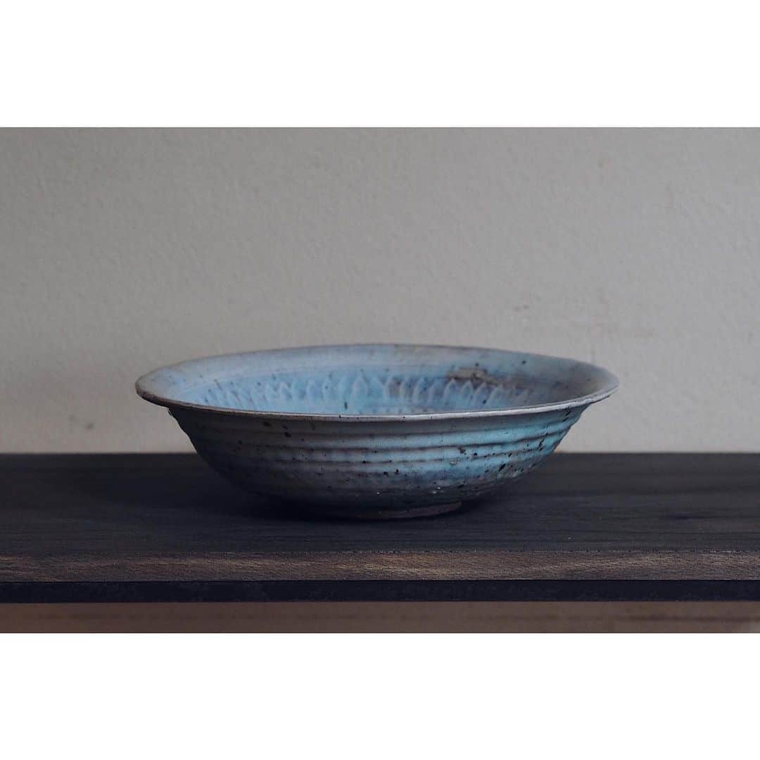 陶屋なづなのインスタグラム：「＼川口武亮展　2023.9.21(木) ▶︎9.30(土)／  初日14時15分までの入店ご予約受付中です。 詳しくはWEBサイトをご覧ください。 会期中の営業日｜9/21.22.23.24.28.29.30  Takeryo Kawaguchi Exhibition　 @tenjishitsu  2023年9月21日Thursday-9月30日Saturday 作家在廊日　初日9月21日木曜日  profile 1974　佐賀県有田生まれ.  2000　有田窯業大学校ロクロ科絵付科卒業.  2001　番浦史郎氏に師事.  2002　花岡隆氏に師事.  2005　有田にて独立   お手間おかけしますがどうぞよろしくお願いします。 14時15分以降はご予約なしでご自由にお越し下さいませ。 皆様のご来場を心よりお待ちしております。  #川口武亮 #うつわ#うつわのある暮らし #テーブルコーディネート #テーブルウェア  #テーブルセッティング  #インテリアアート #インテリアスタイリング  #tabledecor #tableware  #奈良#広陵町#香芝 #北葛城郡#真美ケ丘#五位堂 #陶屋なづな」