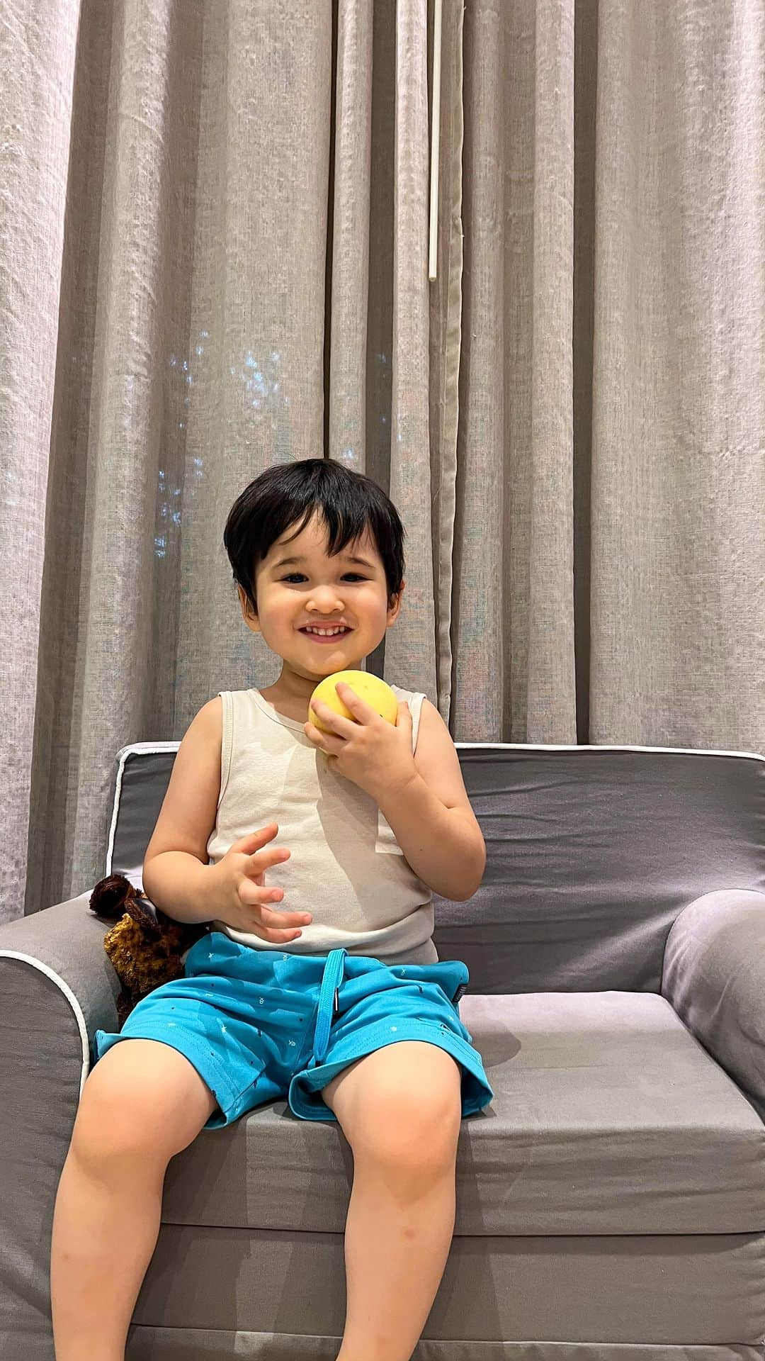 Coleen Garciaのインスタグラム：「UGH SO CUTE. The night before Amari’s birthday, I asked him what he wanted to eat, and he was being ADORABLE so I had to record his voice. The conversation was long 🤣 but here’s some of it! He didn’t get to eat everything he wanted to in just one day, but he did get all his food wishes, as you can see. 😆  *For the cookies and brownies, we have sugar-free ones since he likes to eat a lot of fruits!」