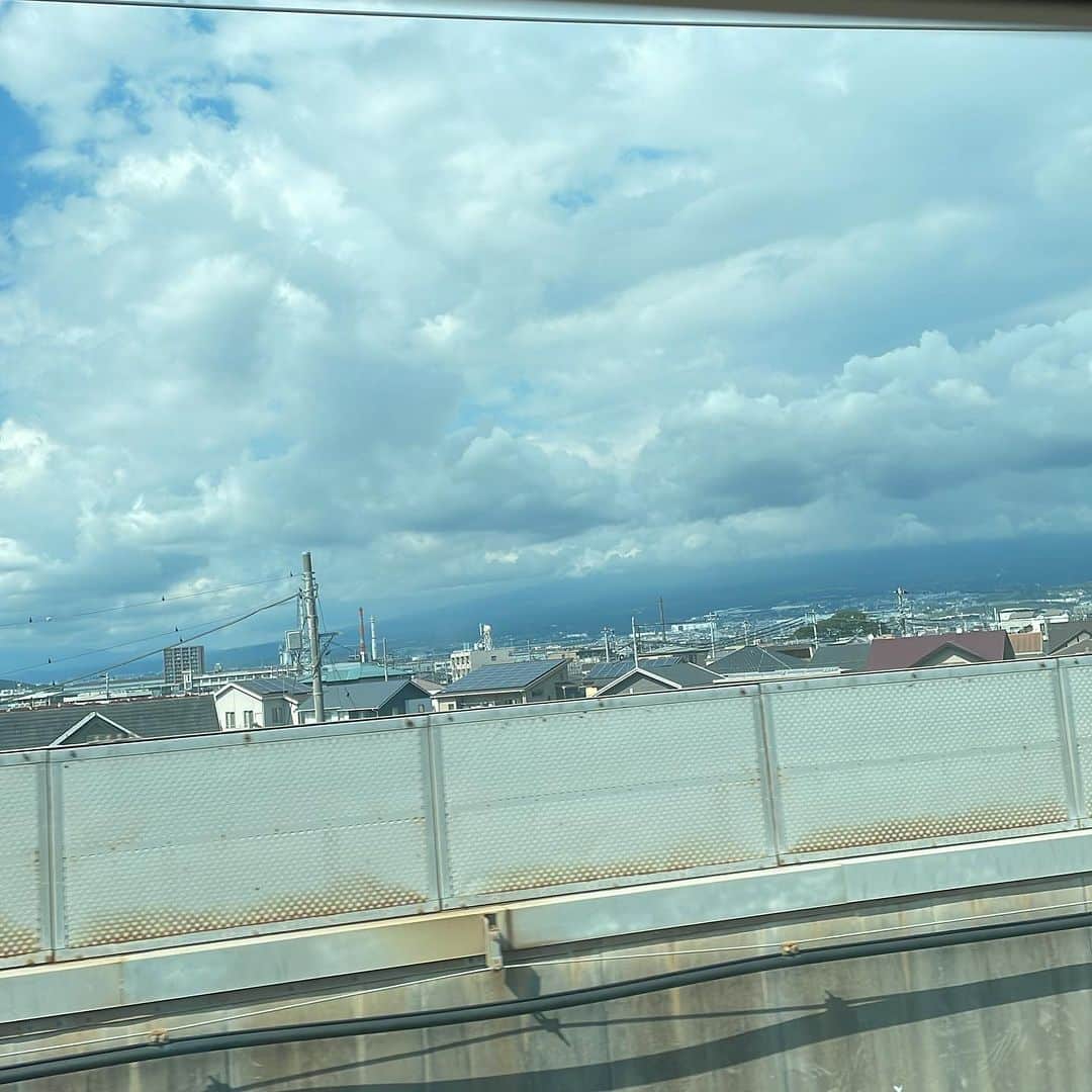 のインスタグラム：「今日は雲が多くて富士山見えず😭 新大阪に向かってまーす！」