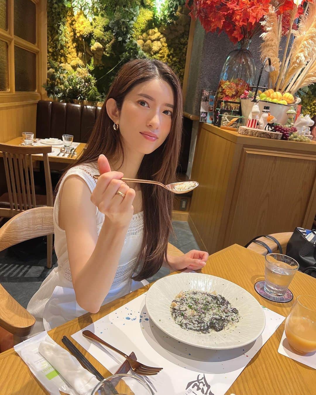 柳めぐみのインスタグラム：「. . せっかく母が仕事を休んでお見舞いに来てくれたので、母とランチに行ってきました🫶 もちろん私は飲み込みやすいもので😂  いつもの癖でソーダ頼んじゃって、母が2杯ソーダ飲む羽目に、、、🍹  まだ刺激物やカフェインお酒は飲めない🥲  コーヒー飲めないの地味に辛い☕︎  お母さん色々珍行動多かったけど、ありがとうね！！  見えにくいけど、この @muse_by_rimo のワンピース、お母さんが可愛い可愛いと褒めてくれました🥰  この暑さならまだまだ着られる🫶  私もお気に入りなんだぁ〜🥳✌︎  #お母さん #頼りになり #ようなならないような笑 #存在がありがたい #母は偉大だ #musebyrimo  #大人乙女ワンピ」