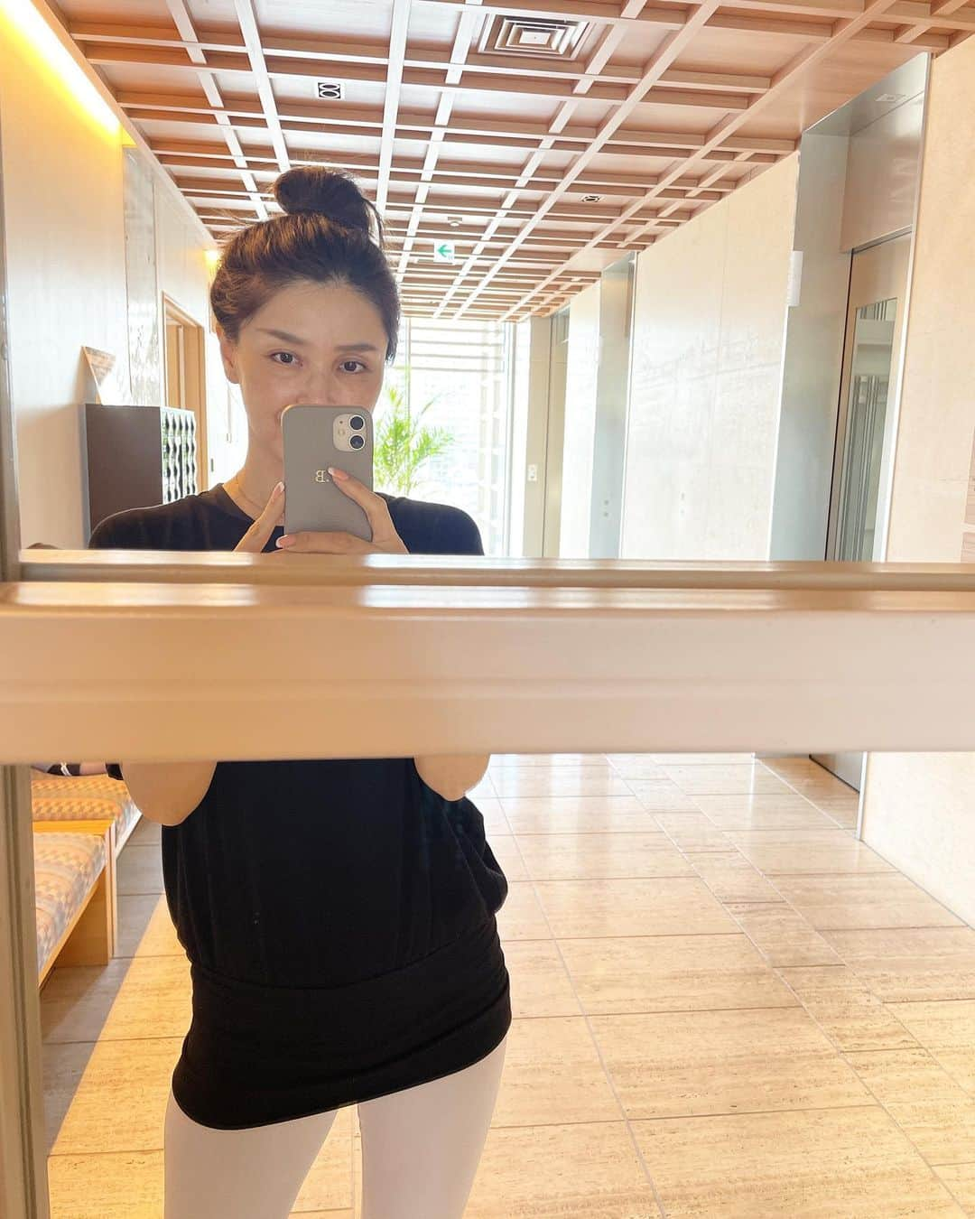 吉原珠央さんのインスタグラム写真 - (吉原珠央Instagram)「今朝のうっかり。  Yogaのつもりでスタジオに到着すると、迎えてくれたのは、少し激しめのレッスンが人気で、しなやかな筋肉がかっこいいY先生！  私、完全にスケジュールを間違えました💯  ということで、Y先生の激しめエクササイズにも急遽、参加して、本来予約していたYogaにも行きました♫  もう、なんなんですかねぇ、私のうっかり加減😅とはいえ、今回のうっかりは、どなたにも迷惑をかけず、かつプライベートな時間で本当に良かった！  さて、自分の体の声に気付くことがとても大事だなぁと感じるこの頃です。  ムリはいたしません😊  #朝時間  #朝ヨガ  #エクササイズ #ストレスケア  #コンディション #早起きは三文の徳」9月12日 14時09分 - tamaoyoshihara