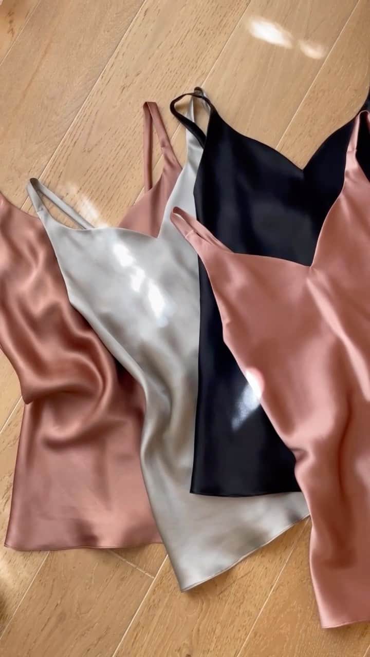 のインスタグラム：「Easy Silky Tuesday✨  シルクキャミソールは何色あっても便利🥹 ワードローブがどんどんカラフルになって行くのもお楽しみ頂けます☺️✨  #chiyonoanne #silk #silkcami」
