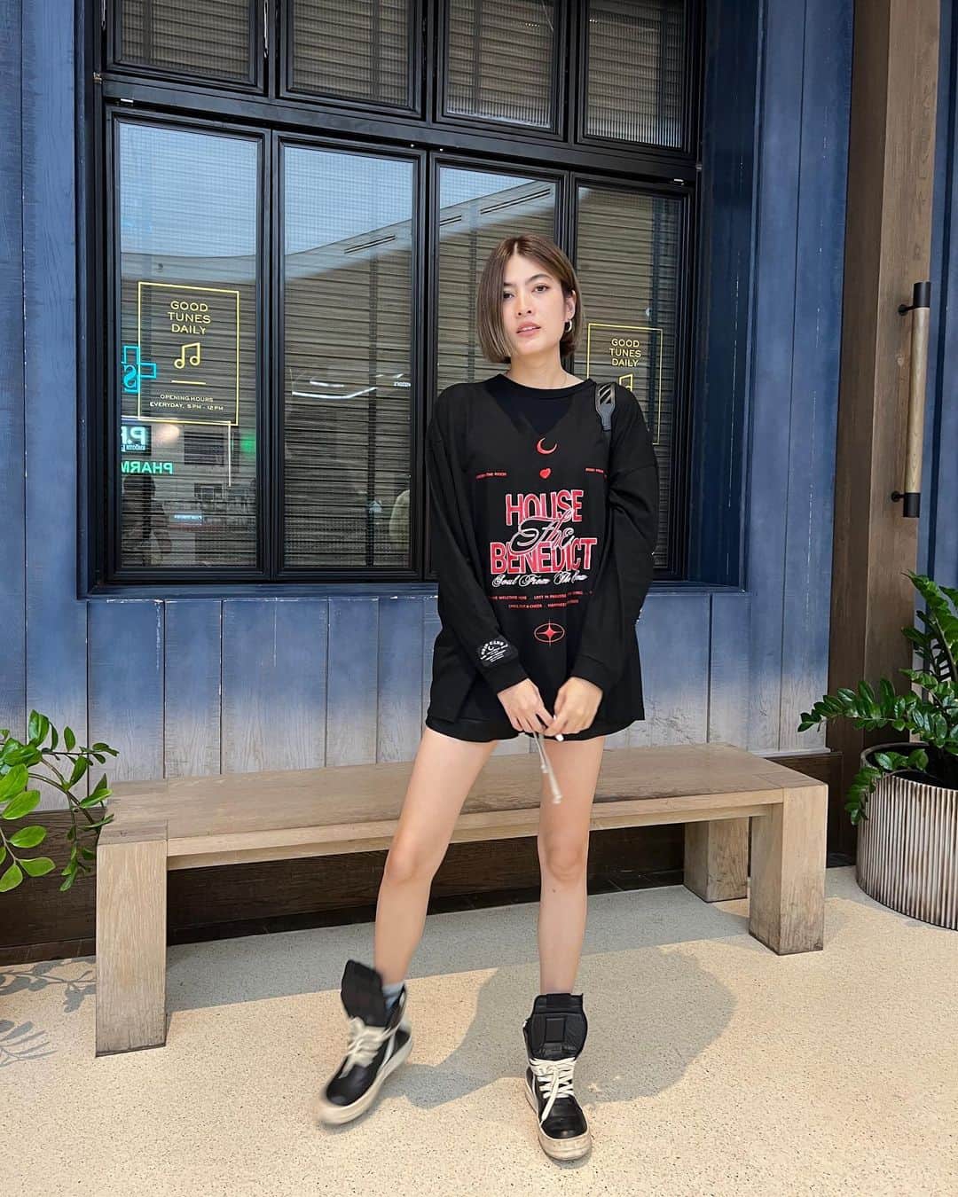 マギー・ラースリー・バーレンシエガーのインスタグラム：「🖤🌙」
