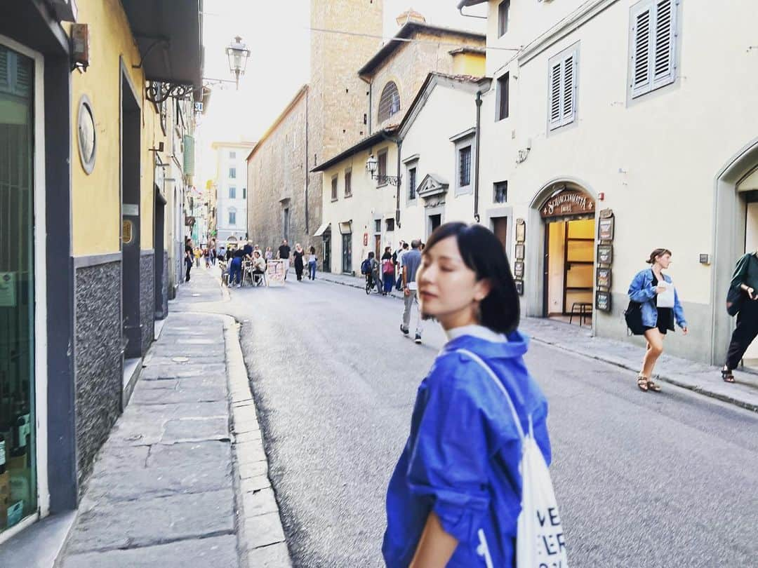 Young Juvenile Youthのインスタグラム：「イタリアはトスカーナへ🇮🇹  美しい街並み、昼からワイン、真夜中のジェラート、生ハムにチーズにもちもちのパスタ、食べたことない料理も沢山🧀🫨🤤 食べすぎた、、飲みすぎた、、最高すぎた、、 また行きたいーーー！ 特に朝は最高だった。7時くらいからカフェが開き始めて賑わいだす😳皆エスプレッソやカプチーノを片手に朝からテンション高く、各々色んな会話で盛り上がっていて、 見ているだけでも楽しかった☺️☺️ そして挨拶を交わす文化もとても素敵で、 すれ違う人と目が合えば挨拶されたり、お店に入る時も、何も買わずに出る時だって必ず挨拶を交わす。それだけなのに嬉しい気持ちになって、挨拶って良いな。 とにかく食べて、飲んで、最高のイタリアでした🥹」