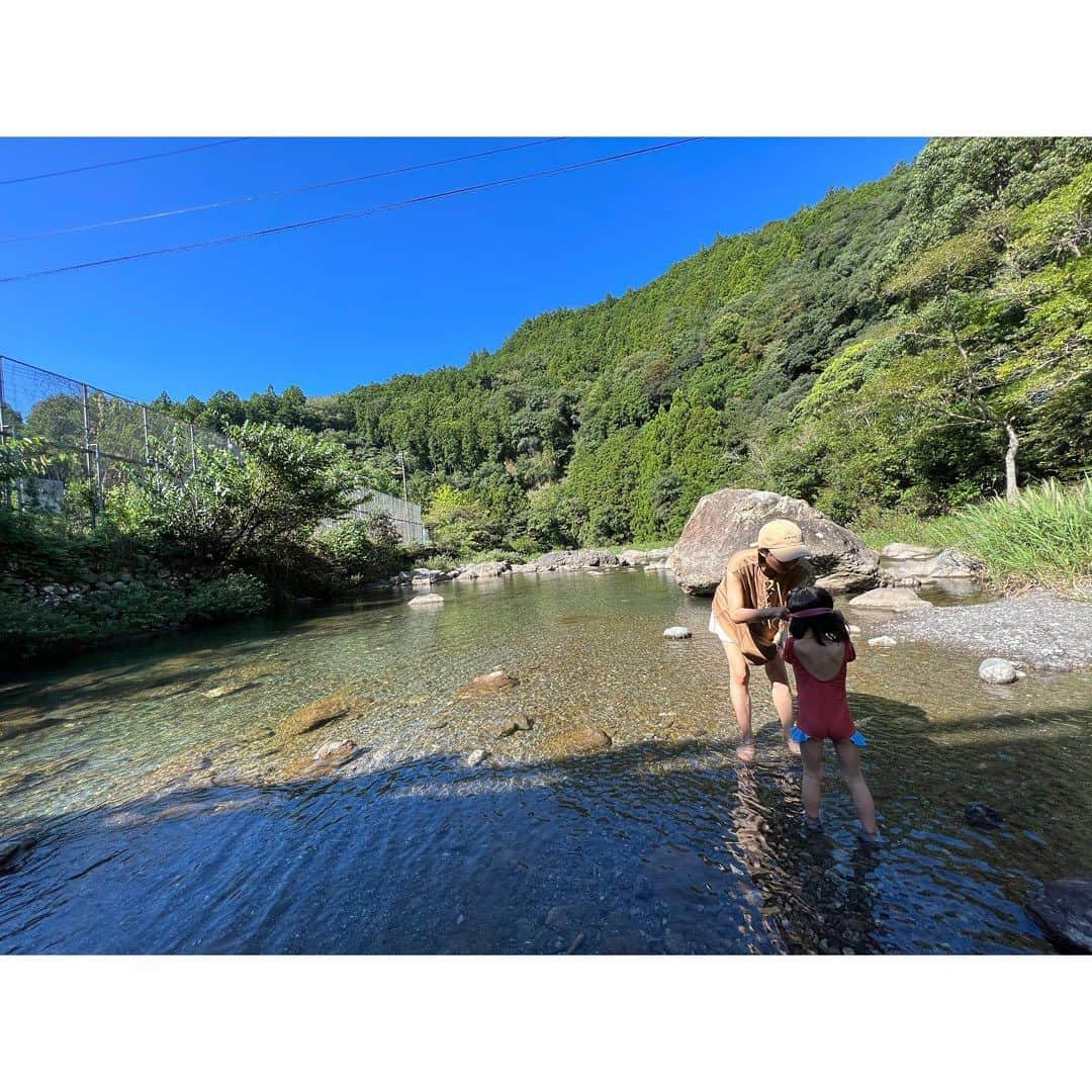 小塚舞子さんのインスタグラム写真 - (小塚舞子Instagram)「. 高知で4泊してきました。 おすすめのお店や場所は ゆるゆる投稿していきます◎ ストーリーズを見て 「高知に行きたい！」 って思ってくれた人がたくさんいて うれしいです🙏  高知には おいしいものがたくさんあります。 のんべえが集うので 楽しいお酒もたっぷり飲めます。 自然が豊かで、空はとても青いです。  でも、それよりも 人が優しいところが大好きです。 道端ですれ違う人と目が合うと、笑顔を向けてくれる。 コンビニの店員さんが 「お嬢ちゃん、いくつ？かわいい時やねえ」 と話しかけてくれて、 そこから会話がうまれる。 酒場に居合わせた人、みんなで盛り上がる。 でも、強制されない。 心地よい距離感で見守ってくれる感じ。  路面電車におばあちゃんが乗ってきたら、 入り口付近の人が一斉に立ち上がって席を譲ろうとする。  アンパンマンがこまっている人に 顔のはしっこを差し出すように、 ナチュラルに親切な人が多いのです。  今までたくさん旅をしてきましたが こんなにも旅人に優しい県はないと思います。  ベビーカーや車椅子の人が 満員でエレベーターに乗れずにいるのに 中の人が全員無視することなんて きっとありえない(実際にそういうことがあると話すと、高知の人はびっくりしていました)。  高知に行くと 知らない間に自分をガチガチにしばっていたものを 「何かついてるき、切っとくね〜」って みんなが笑いながらチョキチョキ切ってくれる気がします。  たくさんの優しさに出会えて 泣きそうになりながら ずっと笑ってた旅でした。  しばらくは「高知高知」としつこくするので いらない人はミュートしといてね！  関係ない話ですが 必要のない情報はミュートすること とても大事だと思います。  そうそう！ 来週高知に行くと ＤＭをくださった方がいたので おすすめのお店なんかは 早めに投稿しますね！  #高知旅日記」9月12日 14時16分 - kozukamaiko