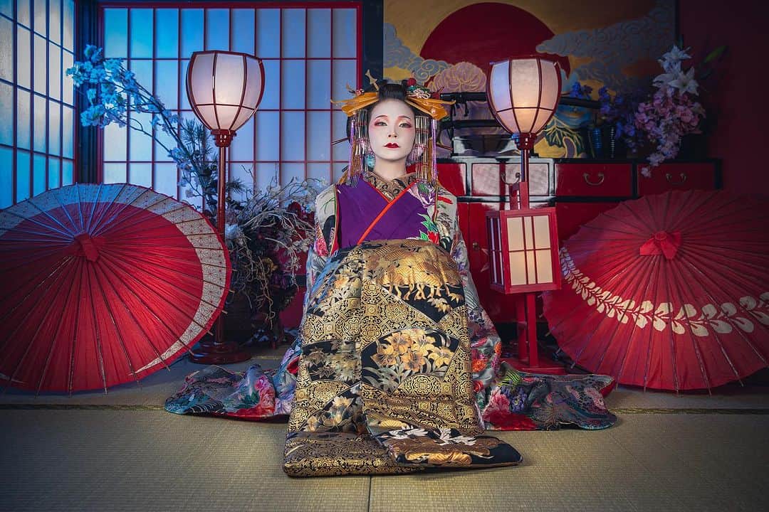 松すみれさんのインスタグラム写真 - (松すみれInstagram)「⁡ ⁡ 【花鳥風月】－初会－ ⁡ ⁡ 座敷では、花魁は上座に座り、客は常に下座に座る。 花魁クラスの遊女は客よりも上位ということ。    最初は花魁に近づくことすらもできず、話もしてもらえない。 花魁は離れたところに座っていて、客と口を利かず飲食もしない、ただ客側が花魁をひたすらご機嫌取りするだけ。 ⁡ この際、客は品定めをされ、ここで花魁に気に入られなければ、それ以上お近づきになることは🙅‍♀️❌   ⁡ なので、客はお金を持っていることを見せつけるために何人もの芸者を呼んで派手な宴会を開き、客は派手に遊ぶことで財力を示して気に入られるように必死💸 ⁡ ……初会から計算すると、花魁に近づくためには大体1000万円ほどの費用がかかるとか…… ⁡ ⁡ 遊郭の中でも教養を身につけトップクラスまで上り詰めた花魁は正に「高嶺の花」でしょう🥀✨️ ⁡ ⁡ ▶hair make,costume,photography STUDIO KOKORO ARASHIYAMA @studio_kokoro  ⁡ ⁡ #札幌被写体 #モデル  #ココロの変身写真  #スタジオ心 #花魁　 #古典花魁 #花魁体験  #白粉 #メイク #着物 #創作  #oiran #traditional  #highrankingcourtesan  #pasha_magazine  #jp_portrait部 #kimono  #portrait_lovers_united  #creativephotography  #studiophotoshoot  #total_japan  #art_of_japan  #Thefashionpr0ject  #creative_portraits  #sensual_shots_  #beautifulbizarre  #sombrebeings  #japan_portrait_collection  #japan_portrait_club  #omatsu_oiran_kimono」9月12日 14時22分 - omatsudayo