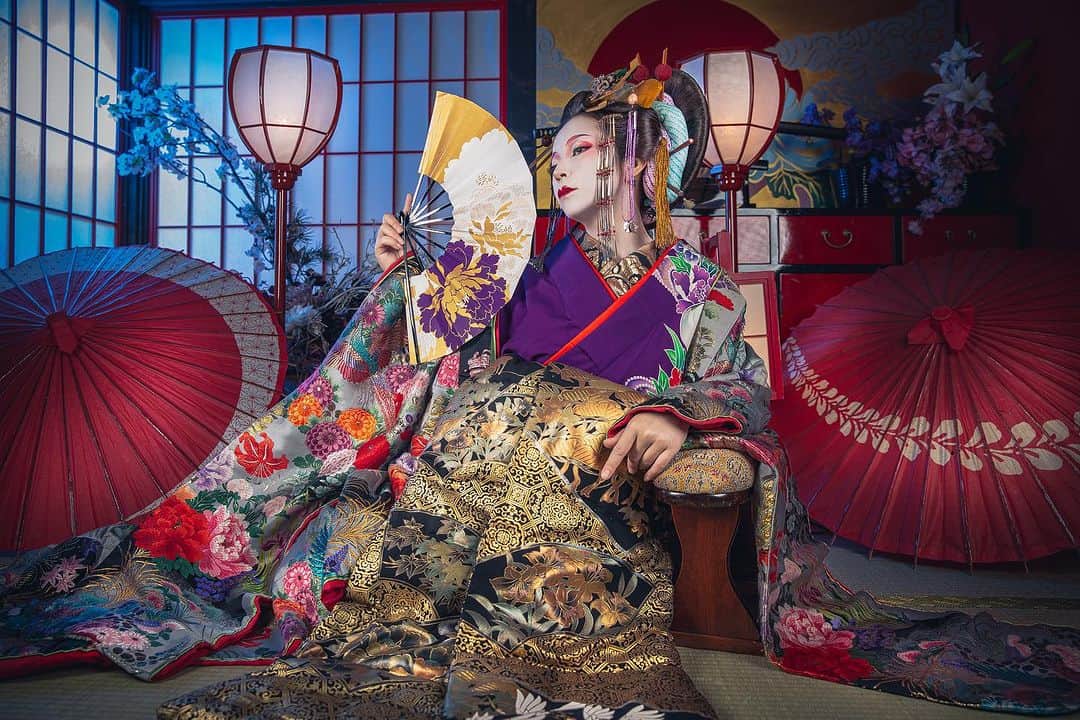 松すみれさんのインスタグラム写真 - (松すみれInstagram)「⁡ ⁡ 【花鳥風月】－初会－ ⁡ ⁡ 座敷では、花魁は上座に座り、客は常に下座に座る。 花魁クラスの遊女は客よりも上位ということ。    最初は花魁に近づくことすらもできず、話もしてもらえない。 花魁は離れたところに座っていて、客と口を利かず飲食もしない、ただ客側が花魁をひたすらご機嫌取りするだけ。 ⁡ この際、客は品定めをされ、ここで花魁に気に入られなければ、それ以上お近づきになることは🙅‍♀️❌   ⁡ なので、客はお金を持っていることを見せつけるために何人もの芸者を呼んで派手な宴会を開き、客は派手に遊ぶことで財力を示して気に入られるように必死💸 ⁡ ……初会から計算すると、花魁に近づくためには大体1000万円ほどの費用がかかるとか…… ⁡ ⁡ 遊郭の中でも教養を身につけトップクラスまで上り詰めた花魁は正に「高嶺の花」でしょう🥀✨️ ⁡ ⁡ ▶hair make,costume,photography STUDIO KOKORO ARASHIYAMA @studio_kokoro  ⁡ ⁡ #札幌被写体 #モデル  #ココロの変身写真  #スタジオ心 #花魁　 #古典花魁 #花魁体験  #白粉 #メイク #着物 #創作  #oiran #traditional  #highrankingcourtesan  #pasha_magazine  #jp_portrait部 #kimono  #portrait_lovers_united  #creativephotography  #studiophotoshoot  #total_japan  #art_of_japan  #Thefashionpr0ject  #creative_portraits  #sensual_shots_  #beautifulbizarre  #sombrebeings  #japan_portrait_collection  #japan_portrait_club  #omatsu_oiran_kimono」9月12日 14時22分 - omatsudayo