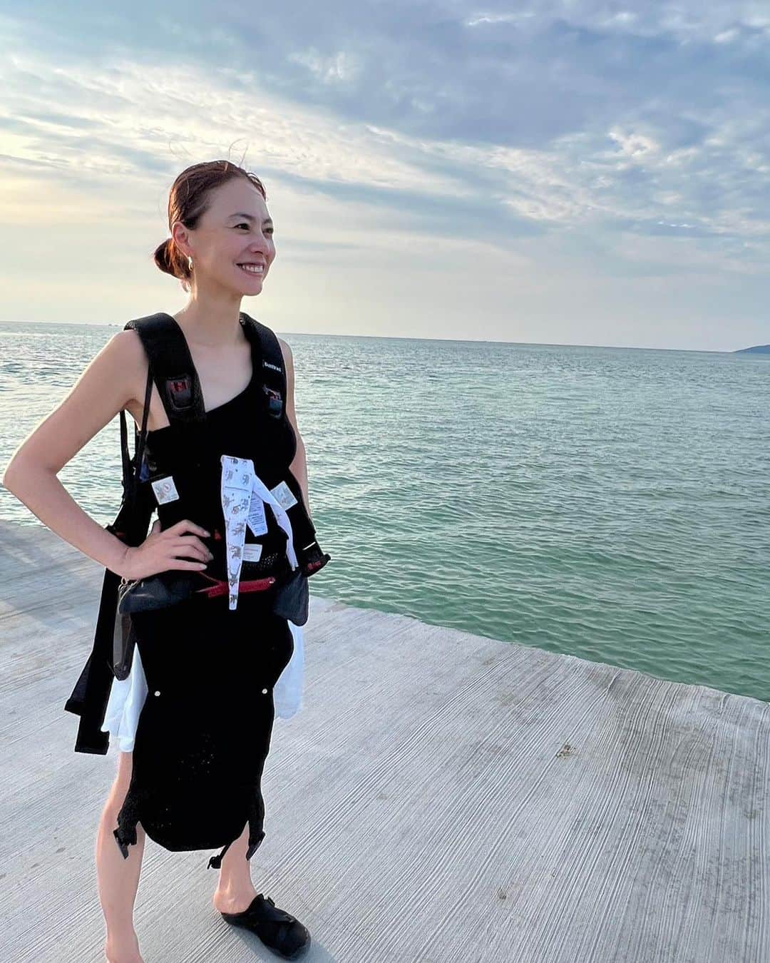 浅見れいなのインスタグラム：「旅行中、ホテル以外ではほぼこのスタイル😂 抱っこ紐がもはや服😅 ここの桟橋とっても気持ちよかった🏝️ #竹富島 #星のや竹富」