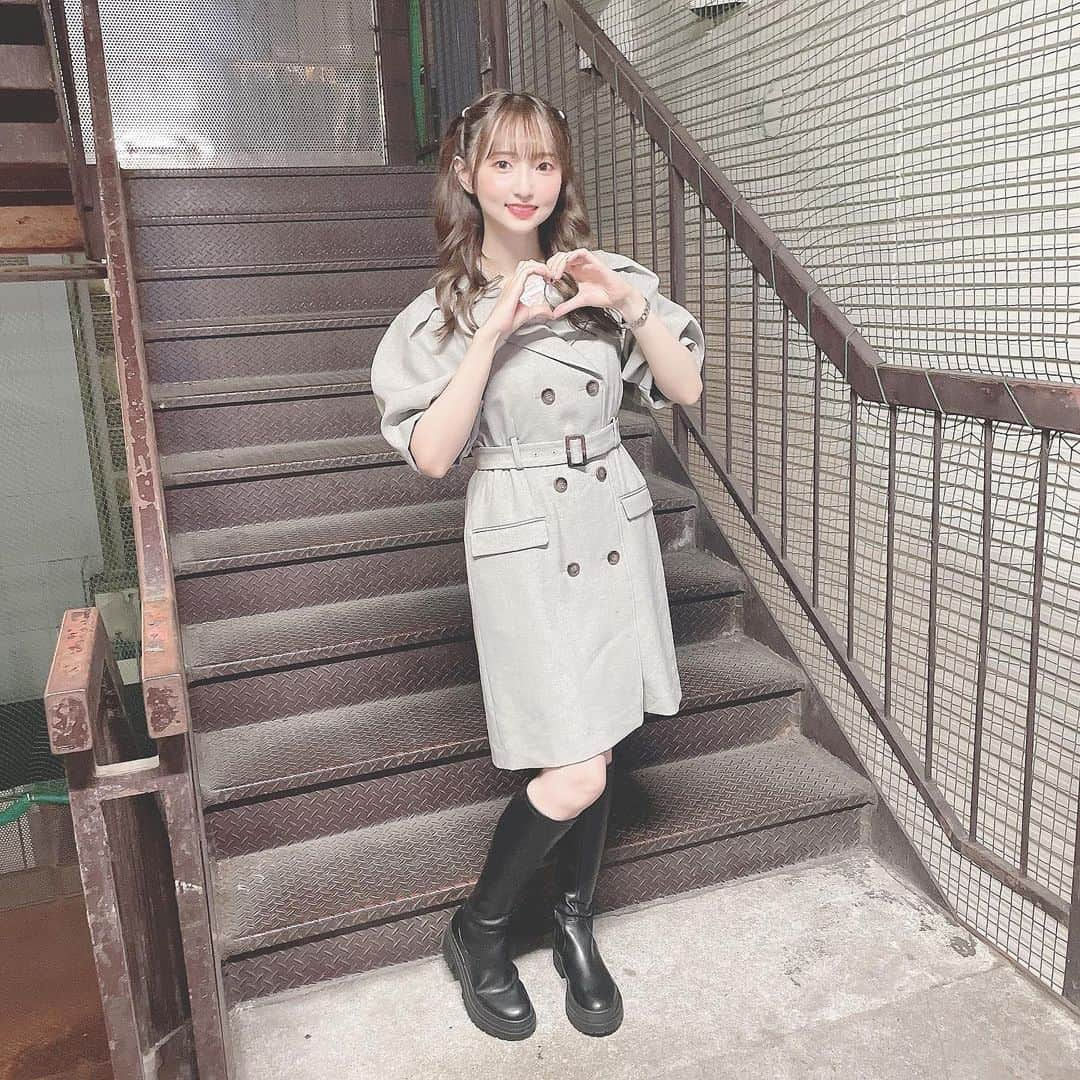 田中美海さんのインスタグラム写真 - (田中美海Instagram)「⁡ 最近のお洋服まとめ👗 ⁡ 1.2枚目:スタイリストさん提供🌟 プロジェクト『カルネアデス』にて エル役を務めさせていただきました！🪽 収録はうえしゃまと一緒☺️ 嬉しかったなあ…しみじみしじみ。 ⁡ 3枚目: #tittyandco 🖤 朗読劇『WARAI-GOE』にてベジ…R藤本さんと！！ 汚ねぇ花火だポーズ！（言ってておもろい） ラジオでもお話ししましたがとにかく新鮮で、笑いが取れたときは嬉しくて🤣 笑い疲れてほっぺが痛かった一日でした！ ⁡ 4枚目: #AndCouture 💙 まいせんフェス2DAY第1部での衣装！ かっこいい系の曲が多かったり、ブルーバードのブルーや！と思って着てみました🕊️💙 とにかく楽屋がうるさ…にぎやかでした☺️ レイルグンMVの一部はまいこちゃんのTwitterに載ってるよ！ ⁡ 5枚目: #willselection 🩷 まいせんフェス2DAY第2部での衣装！ 可愛い系の曲が多かったのでガーリーなピンクです🩷エリイちゃんが隣にいると安心するなあ✨本当に楽しい一日でした！ ⁡ 6枚目: #lilybrown 🩶 舞台『アキバ冥途戦争』アフタートークに出演させていただきました！ 座りがないので膝上丈久しぶりに着てみたよ✌️ロングブーツはまだ季節的に暑かった…笑 一お客さんとしてめちゃくちゃ楽しませていただいて、まるで画面の向こうからみんなが飛び出してきて目の前に広がっているようでした！お声も皆さん寄せてくださって、たくさんアニメや曲を聴いてくださったんだなというのが伝わってすごくすごく嬉しかったです！完成度高すぎて何度でも観たい！！本当に楽しかったです✨公演お疲れ様でした！ ⁡ 7枚目 おまけの田中家ディズニー🏰🤍 母の誕生日ということでお祝いも兼ねてめちゃくちゃ久しぶりに家族で行ってきました！ 現地集合して日傘開いたら妹が「え？」とか言い出して私とまるっきり同じ傘出してきやがった。その時の後ろ姿です。ニコイチすぎて草。 そんなお話はみなはうすでもしてますのでよかったらアーカイブチェックしてくださいね！ ⁡ ⁡ そんな感じで最近のイベントまとめでした〜！ 来週は京まふ！🍵楽しみだー！！」9月12日 14時32分 - minazou_in_sta